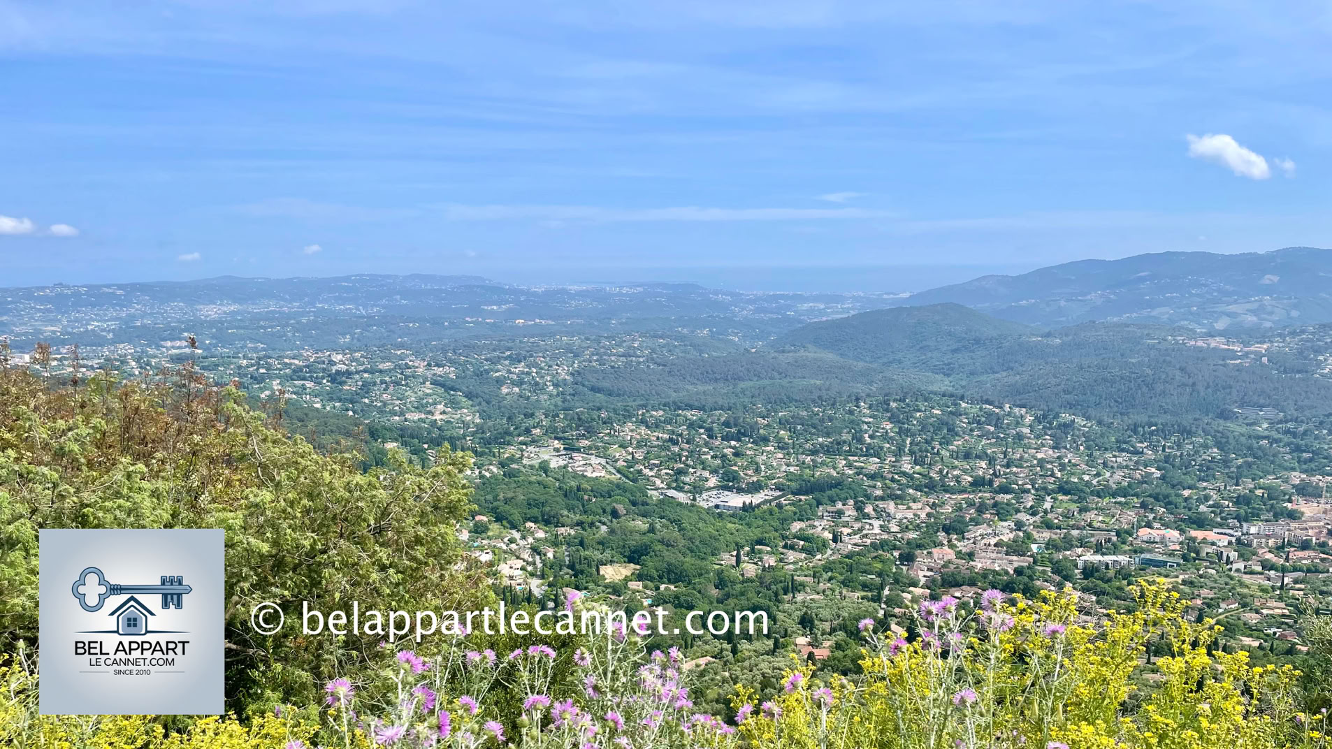 Perché à 550 mètres d’altitude, Cabris est un charmant village provençal situé dans les Alpes-Maritimes, à proximité de Grasse, la capitale mondiale du parfum. Entouré de collines boisées et offrant une vue panoramique exceptionnelle jusqu’à la mer, Cabris séduit immédiatement par son authenticité et son atmosphère paisible.