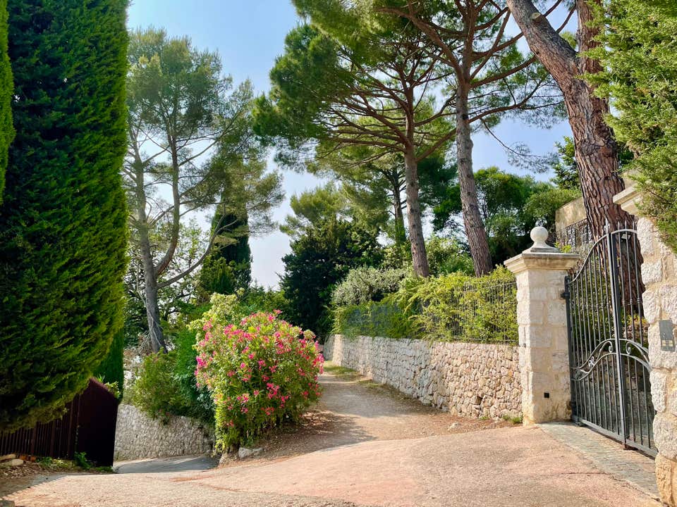 La balade du canal de la Siagne, sur les hauteurs du Cannet jusqu’à Cannes, est un parcours d’environ 1h30 à 2h, long de 3 à 7 km selon l’itinéraire choisi et accessible toute l’année.  Vous partez du vieux Cannet (rue des Prés, rue Saint‑Sauveur), grimpez via des escaliers et le chemin rural pour atteindre le sentier du canal, aujourd’hui couvert, mais bordé de végétation méditerranéenne comme eucalyptus, mimosas et chênes‑lièges. 