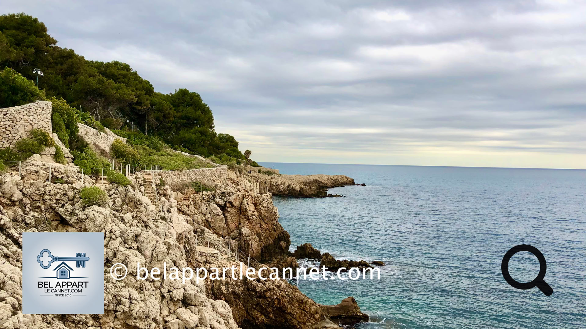 Le sentier du littoral du Cap d’Antibes, également connu sous le nom de Chemin des Douaniers, est une expérience incontournable pour les amoureux de nature et de paysages spectaculaires. Ce sentier de randonnée, long d’environ 5 kilomètres, longe les falaises et criques sauvages du Cap d’Antibes, offrant des panoramas à couper le souffle sur la mer Méditerranée.