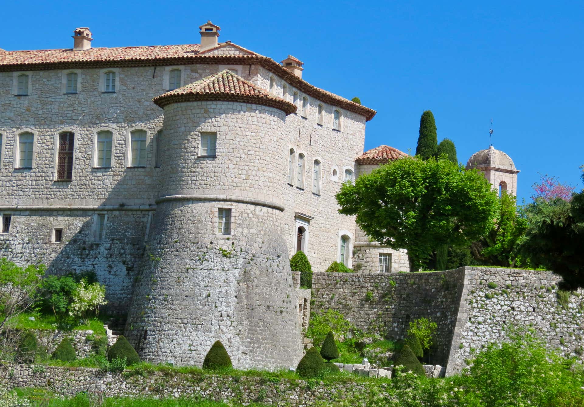 Le château de Gourdon, datant du IXᵉ siècle, est une étape incontournable. Ses jardins en terrasses, conçus par André Le Nôtre, créateur des jardins de Versailles, ajoutent une touche de raffinement et offrent des points de vue spectaculaires. Les amateurs d’histoire et d’architecture seront ravis par la visite de cet édifice chargé d’histoire.