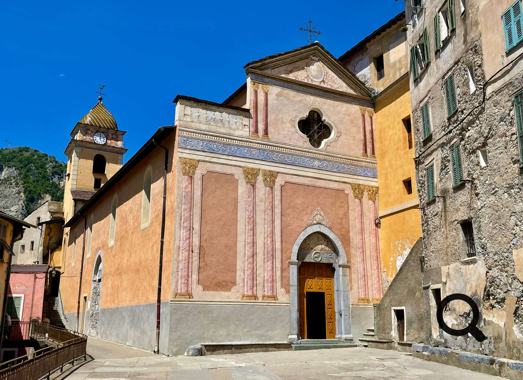 The Church of Saint-Sauveur in Saorge, now considered a true gem of Baroque art, was originally a Romanesque building. Transformed over the centuries, it now displays a profusion of dazzling, luminous, almost theatrical decorations. Its organ, built in Italy, was shipped by boat to Nice and then carried piece by piece on muleback up to Saorge in 1847 — a logistical feat that speaks to the deep attachment of the locals to their heritage. Que l’on soit sensible ou non à l’esthétique baroque, il est impossible de rester indifférent face à tant de faste et d’opulence.