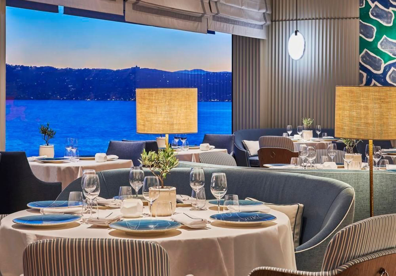 The restaurant of this legendary palace has brought together all the right elements to captivate its guests. Here, the service is of a rare attentiveness, the tableware honors Provençal artisans, and the breathtaking view of the Mediterranean Sea completes the unforgettable experience.