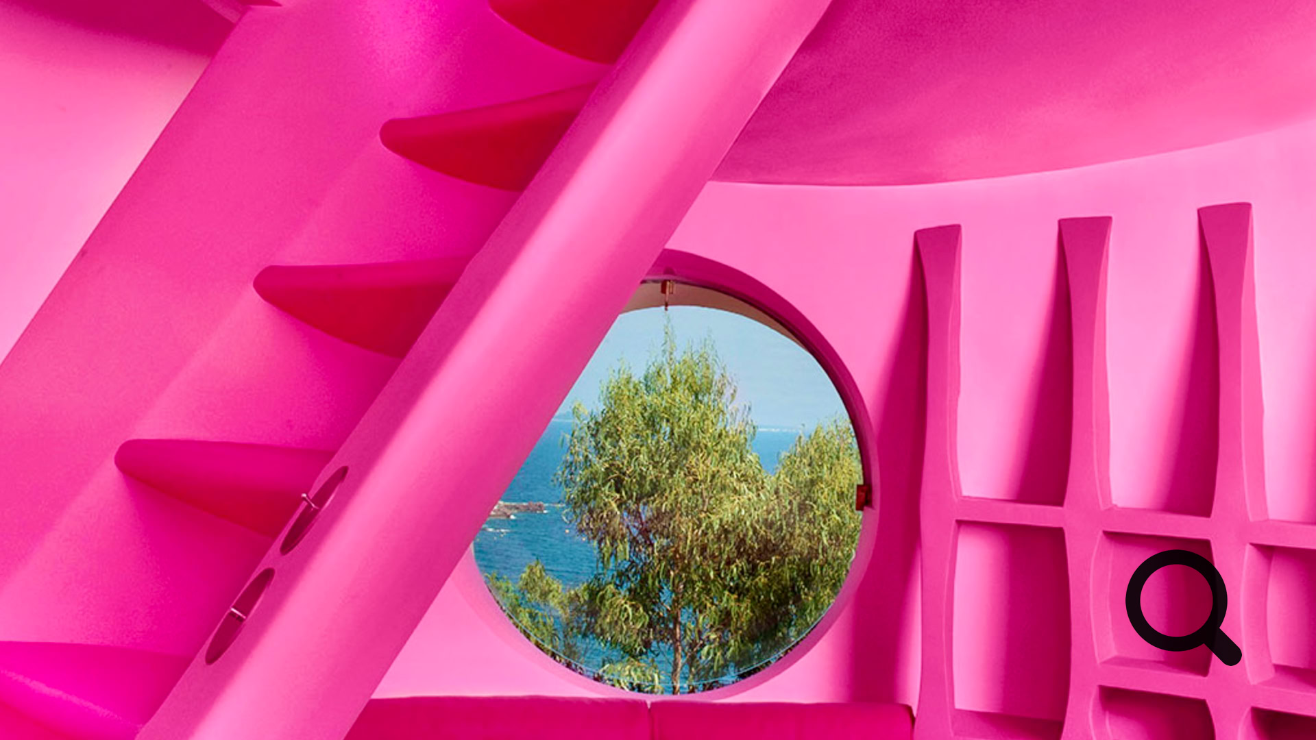 À l'intérieur, les espaces sont surprenants : pièces en enfilade, ouvertures circulaires, jeux de lumière, couleurs vives…  Tout a été conçu pour offrir une expérience sensorielle unique, en rupture totale avec l'architecture traditionnelle.