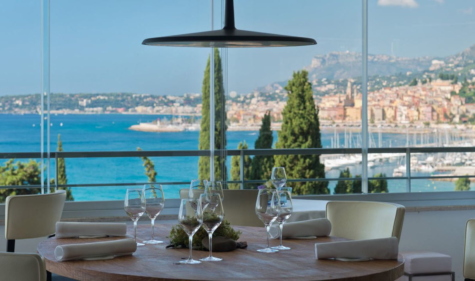 Le chef argentin Mauro Colagreco, installé face à la Méditerranée, entre ciel et terre, compose une cuisine inspirée du calendrier lunaire, guidée par les principes de l’agriculture biodynamique.  Chaque jour, son menu évolue autour des cycles "fleurs", "fruits", "feuilles" ou "racines", en valorisant les produits de ses potagers, poissons et viandes d’exception.  Une cuisine raffinée, équilibrée et en constante évolution, portée par une équipe talentueuse.