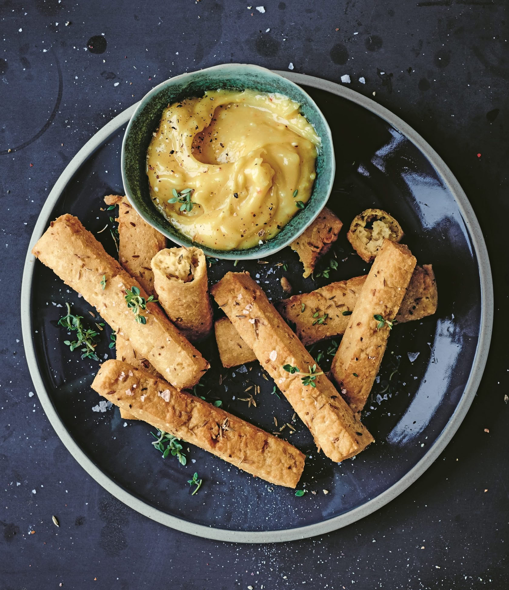 Les panisses sont des galettes ou frites à base de farine de pois chiches, un ingrédient très utilisé dans la cuisine méditerranéenne.