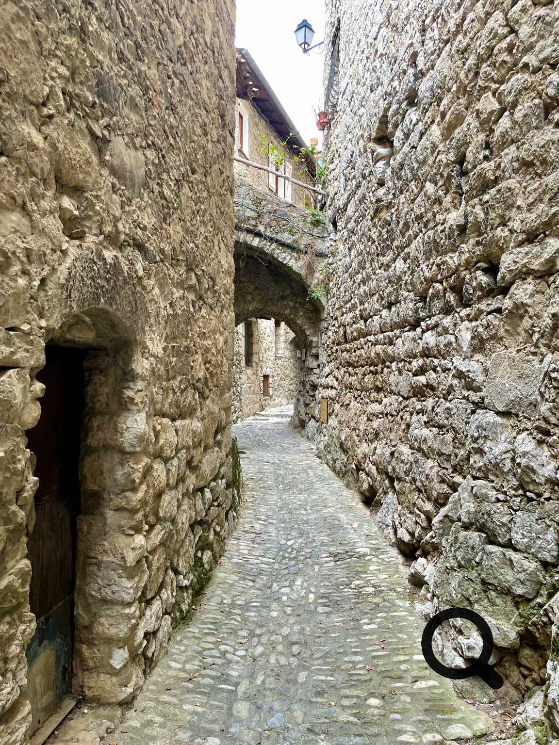 The heart of the village is a labyrinth of arched passageways, steep staircases, shaded little squares, and tightly packed stone houses clinging to the rock. Its architecture is typically medieval, with terracotta-tiled roofs and facades often adorned with climbing plants.
