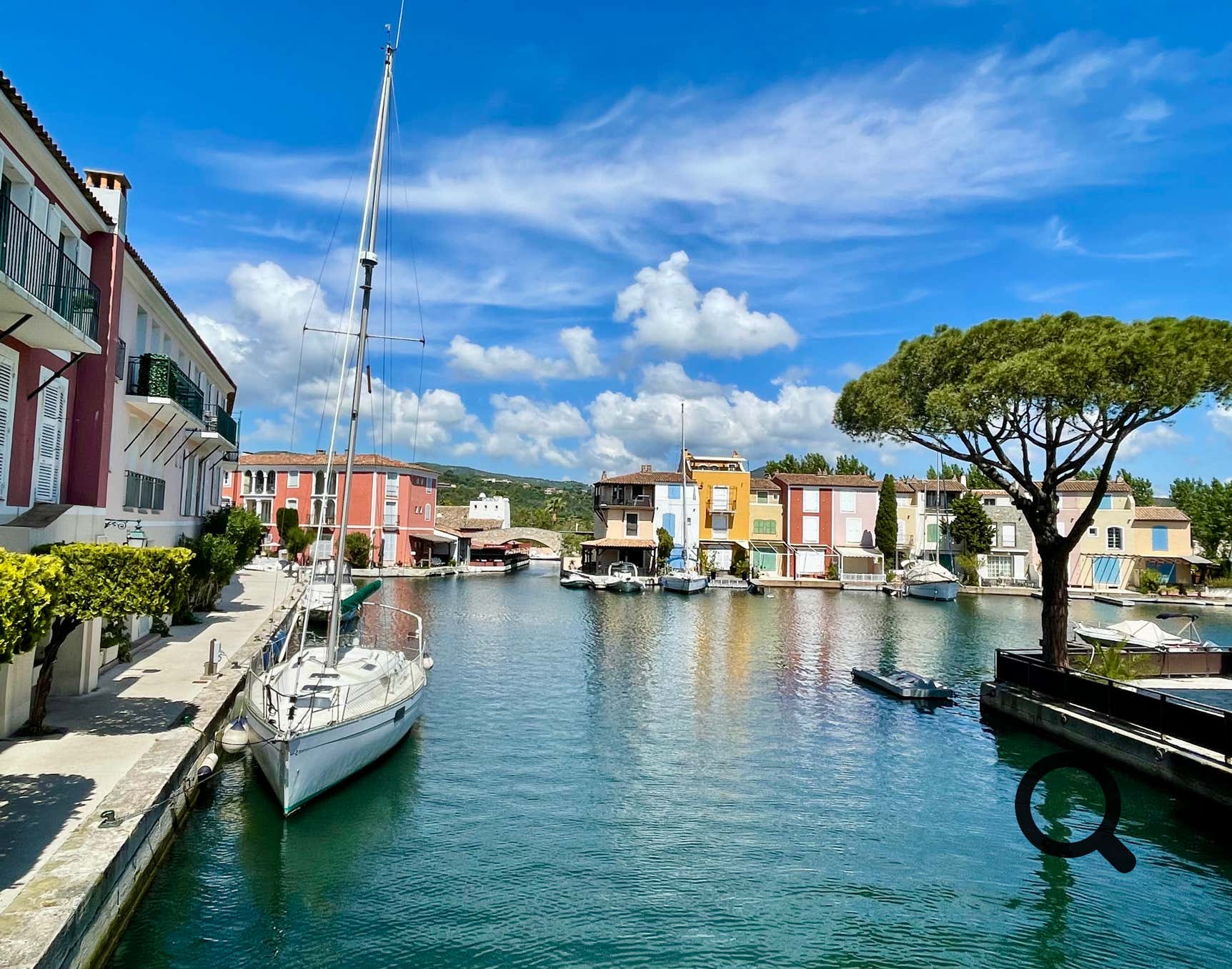 Port Grimaud, known as the Provençal Venice, is a unique destination nestled in the heart of the Gulf of Saint-Tropez. This lakeside village, designed by architect François Spoerry in the 1960s, captivates visitors with its traditional architecture and network of canals lined with colorful houses adorned with pastel shutters.