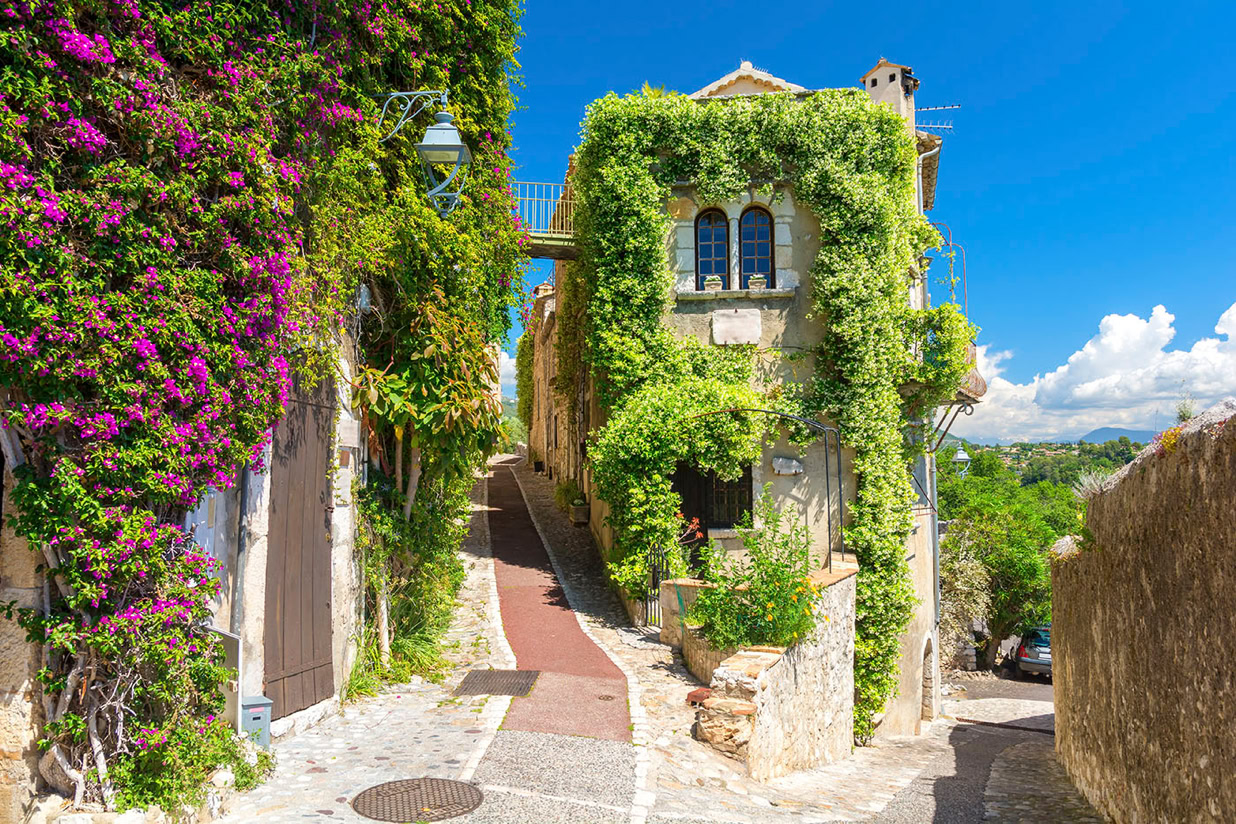Saint-Paul-de-Vence, l’un des plus beaux villages perchés de la Provence, est une destination sans pareil pour les amateurs d’art, d’histoire et de paysages pittoresques. Ce village médiéval, situé sur une colline près de la Côte d’Azur, séduit par son charme intemporel et son ambiance artistique.