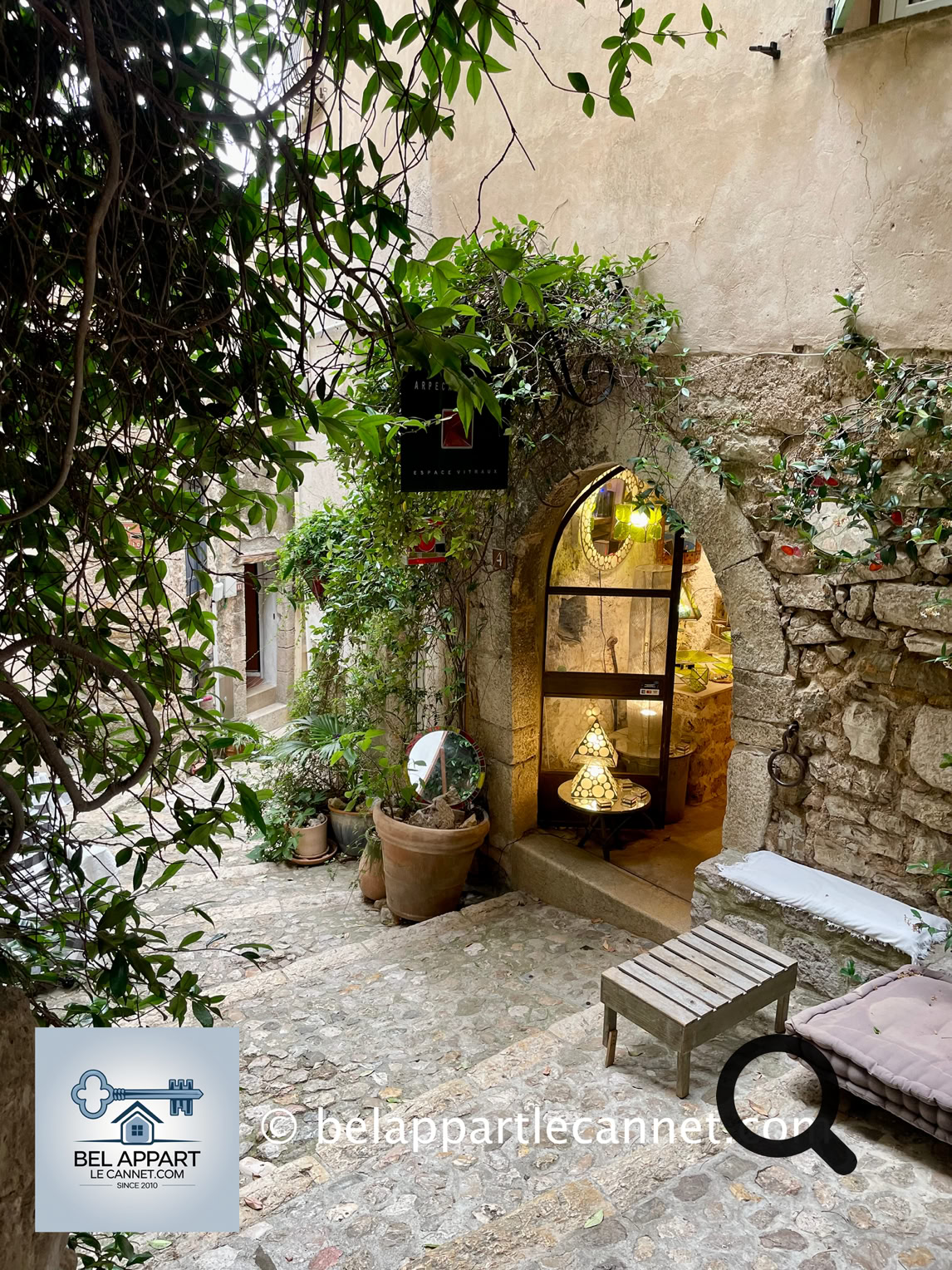 Sainte-Agnès est un charmant village perché situé au-dessus de Menton. Connu pour être l’un des villages fortifiés les plus hauts d’Europe, il culmine à environ 800 mètres d’altitude, offrant des vues spectaculaires sur la mer Méditerranée, la Riviera française et la ville de Menton.  Ce village médiéval est un véritable joyau pour les amateurs d’histoire et de nature. 