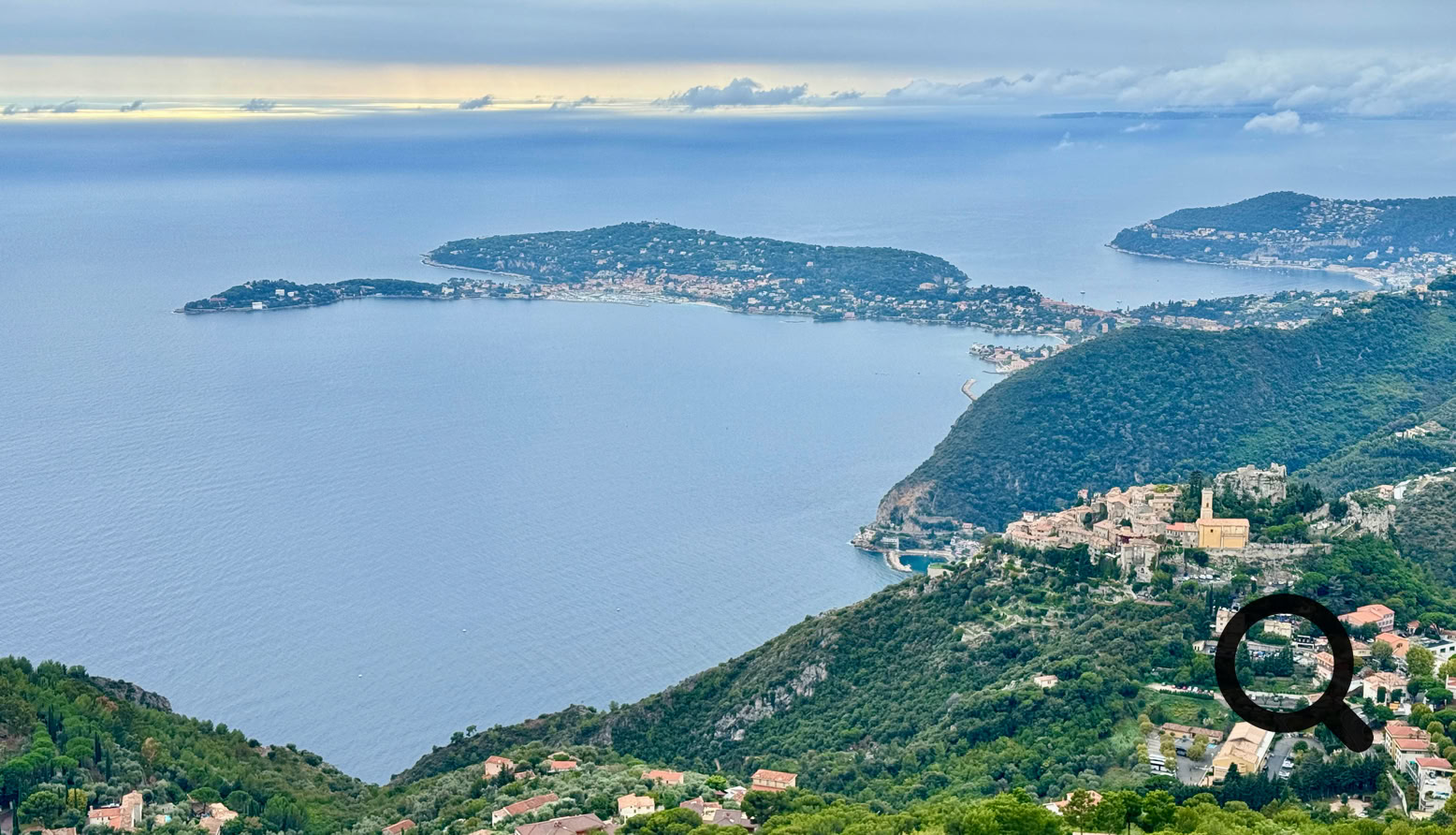 Comptez environ 1h à 1h30 de marche, selon  votre rythme et le temps que vous prendrez pour admirer les paysages. Tout au long du parcours, les points de vue se succèdent : le village d'Eze à vos pieds, le Cap-d'Ail, La Turbie, l'aéroport de Nice, et la presqu’île de Saint-Jean-Cap-Ferrat se dessinent à l'horizon dans un décor spectaculaire.