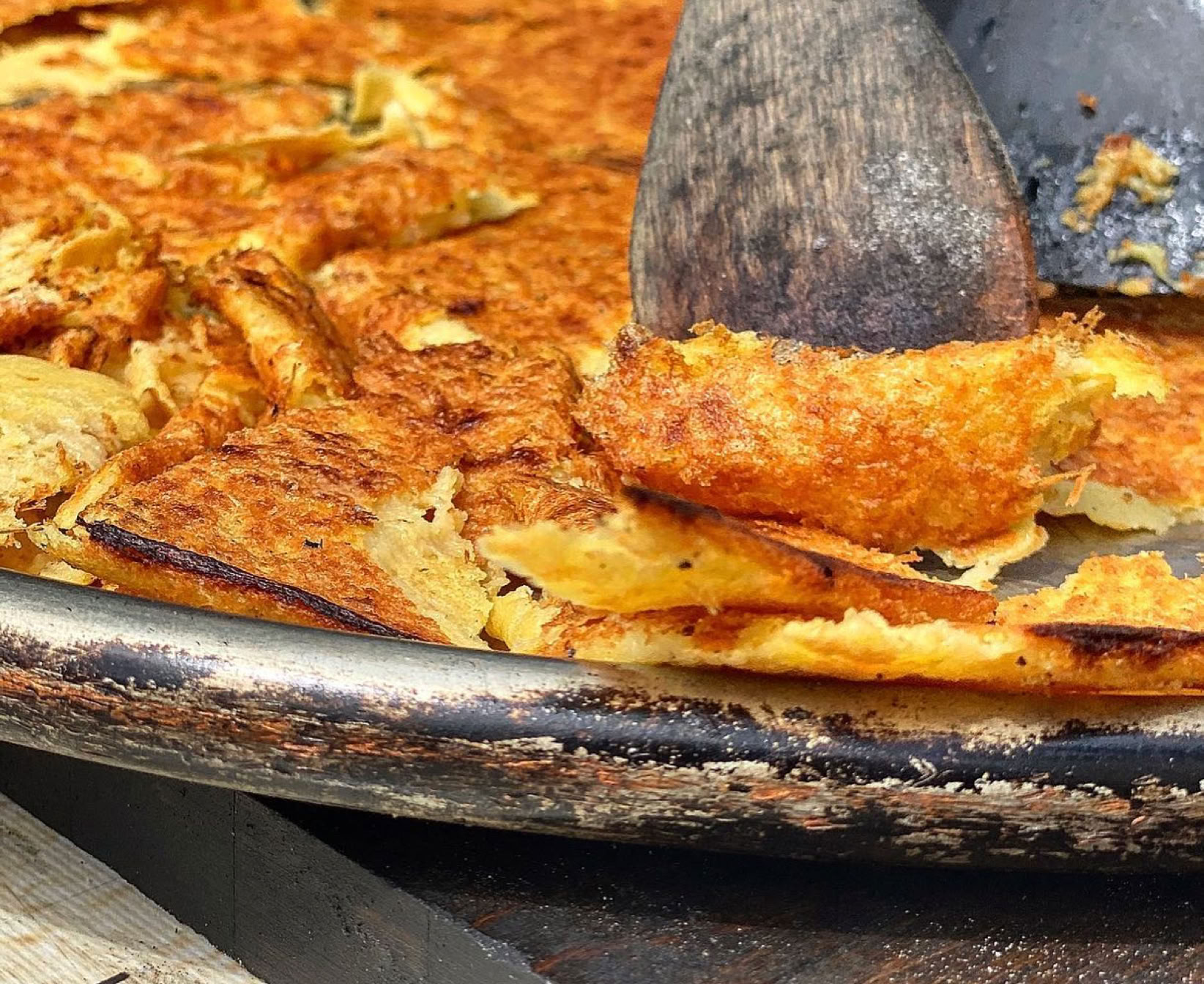 Un autre trésor niçois !  C’est une spécialité culinaire très populaire à Nice, mais aussi dans d’autres parties de la Côte d’Azur. La Socca est une sorte de galette ou crêpe très fine, faite à base de farine de pois chiches, d’eau, d’huile d’olive et de sel.
