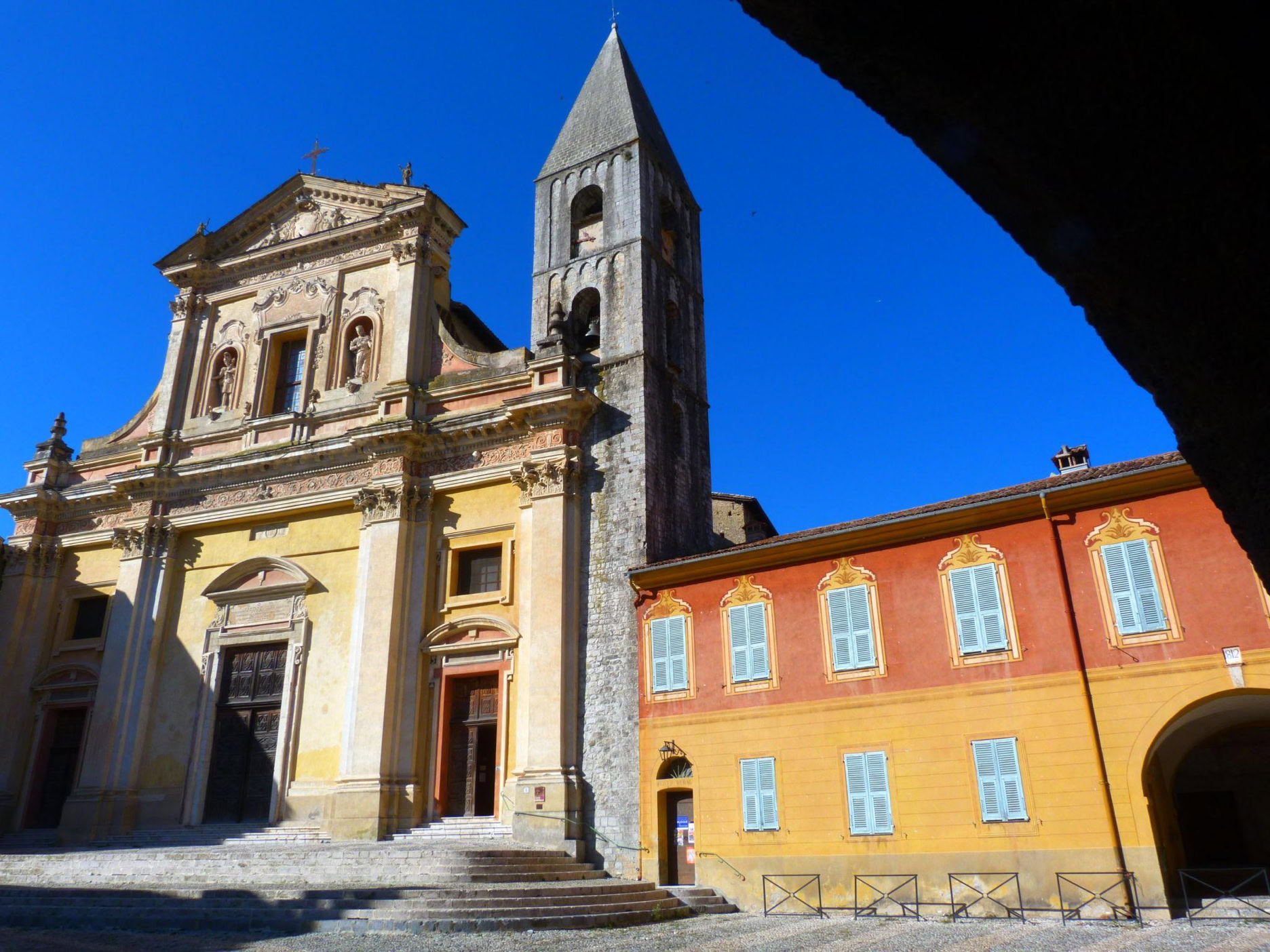 La place est dominée par la majestueuse Cathédrale Saint-Michel. Construite entre le XVIIᵉ et le XVIIIᵉ siècle dans un élégant style baroque italien, elle impressionne par ses dimensions et la richesse de son architecture.