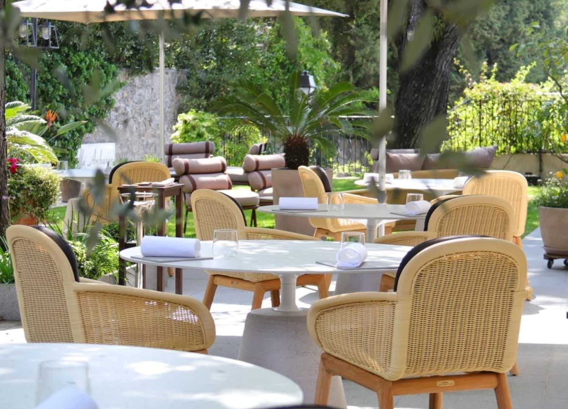 La Villa Archange, doublement étoilée au Guide Michelin, propose une cuisine gastronomique d’exception dans un cadre élégant et intimiste.  Nichée dans une bastide du XVIIIᵉ siècle à quelques minutes de la Croisette, le restaurant figure parmi les 1 000 meilleures tables du monde et se classe dans les 11 premières adresses de la Côte d’Azur selon « La Liste » 2024. 