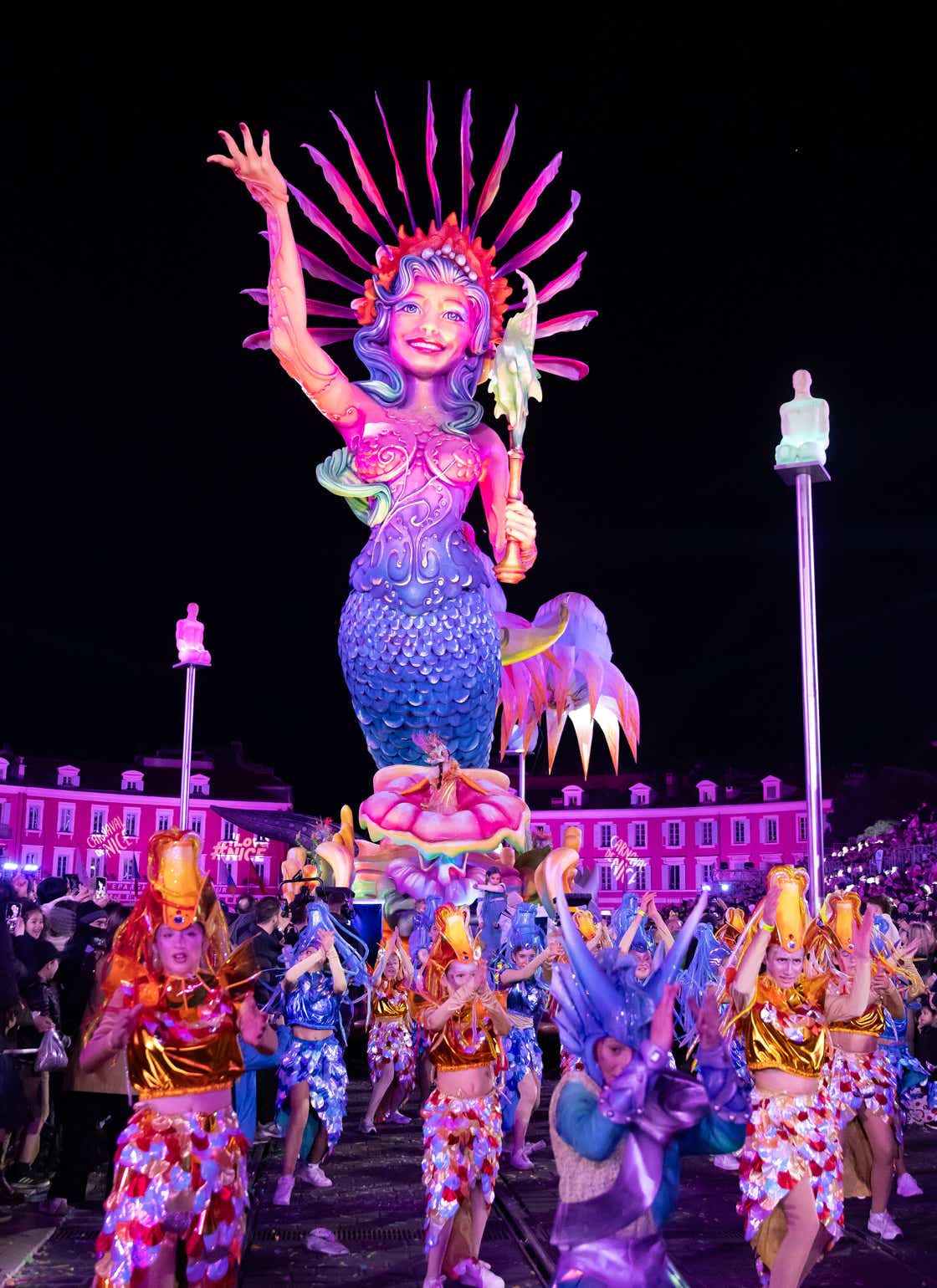 Le carnaval de Nice est l’un des plus célèbres et anciens carnavals du monde, remontant au XIIIe siècle. Il se déroule chaque année en février, attirant des centaines de milliers de visiteurs.  Il s'articule autour d’un thème différent chaque année, souvent lié à l’actualité ou à la culture populaire. Le "Roi du Carnaval" est une figure centrale : un immense char le représentant ouvre et clôt les festivités.