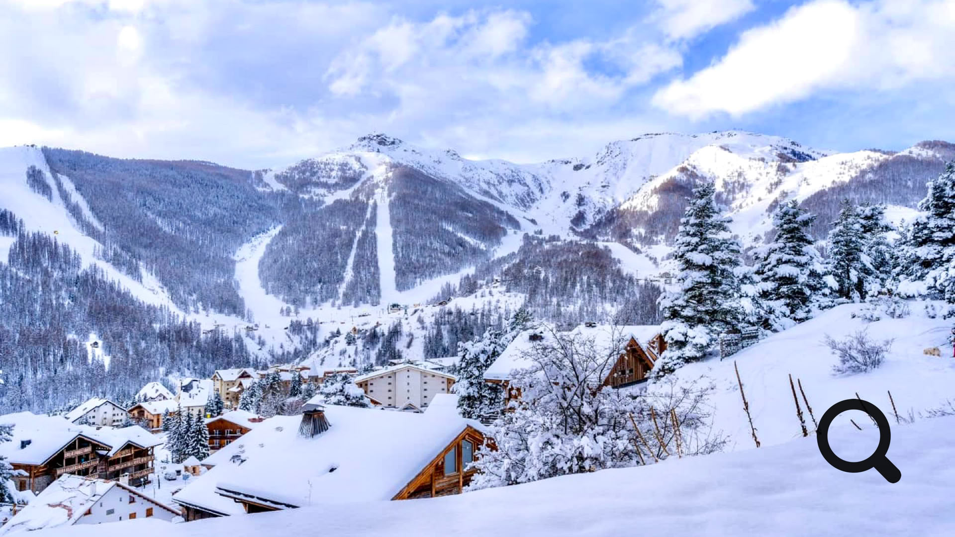 Alliant charme montagnard et infrastructures modernes, Auron est une station-village très agréable. Elle séduit autant les familles que les skieurs plus expérimentés grâce à son  domaine varié et ses paysages magnifiques.