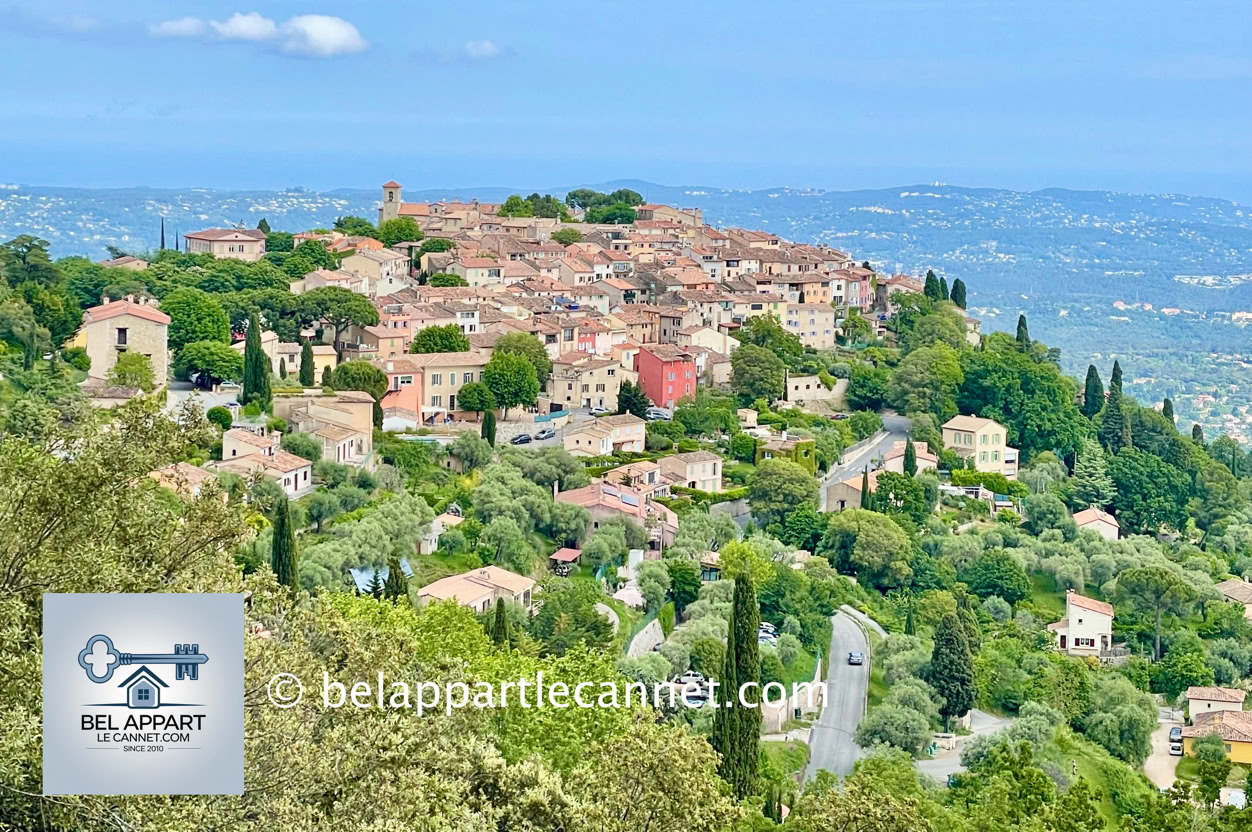 Perché à 550 mètres d’altitude, Cabris est un charmant village provençal situé dans les Alpes-Maritimes, à proximité de Grasse, la capitale mondiale du parfum.  Entouré de collines boisées et offrant une vue panoramique exceptionnelle jusqu’à la mer, Cabris séduit immédiatement par son authenticité et son atmosphère paisible.