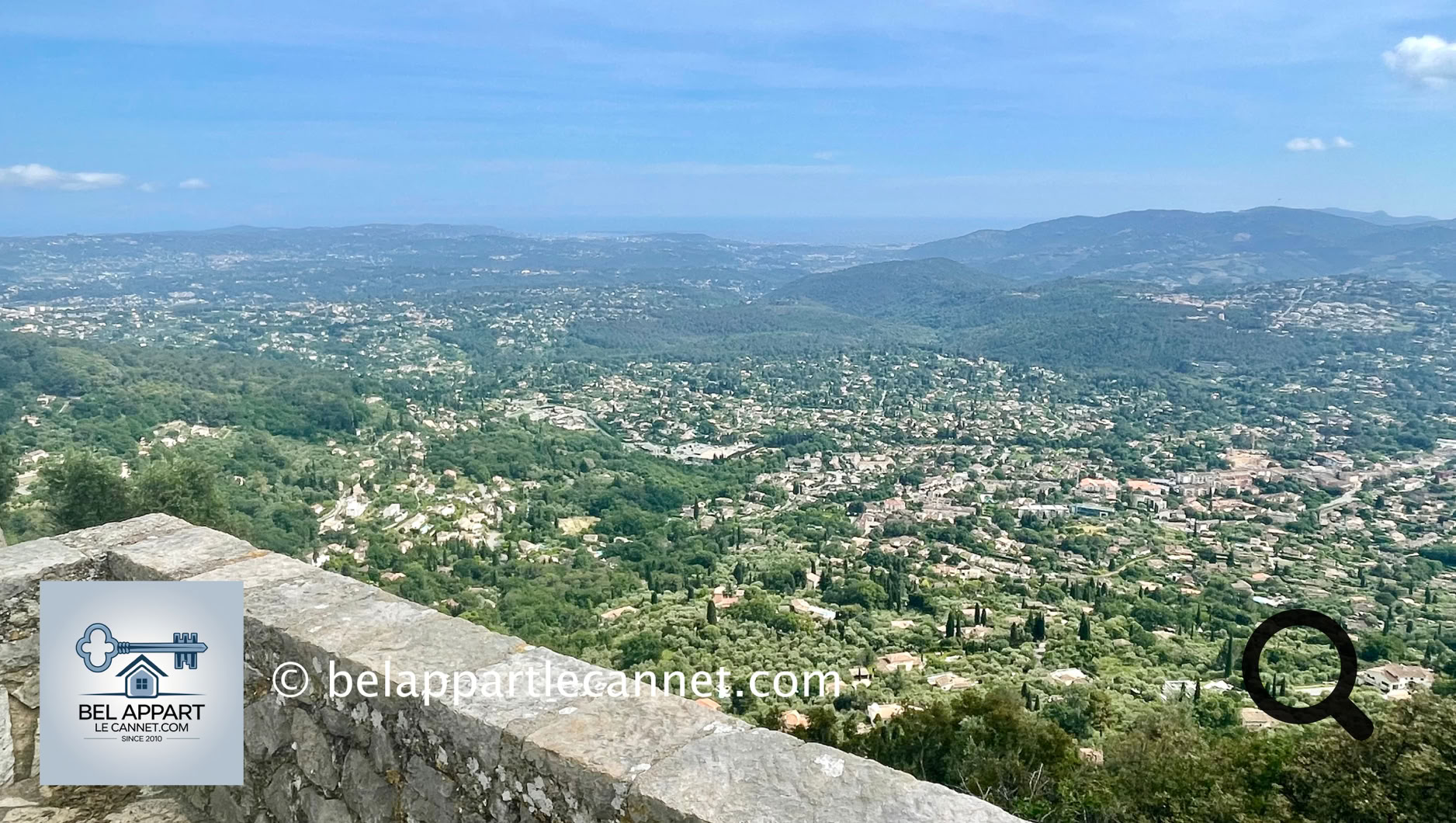 Perché à 550 mètres d’altitude, Cabris est un charmant village provençal situé dans les Alpes-Maritimes, à proximité de Grasse, la capitale mondiale du parfum. Entouré de collines boisées et offrant une vue panoramique exceptionnelle jusqu’à la mer, Cabris séduit immédiatement par son authenticité et son atmosphère paisible.