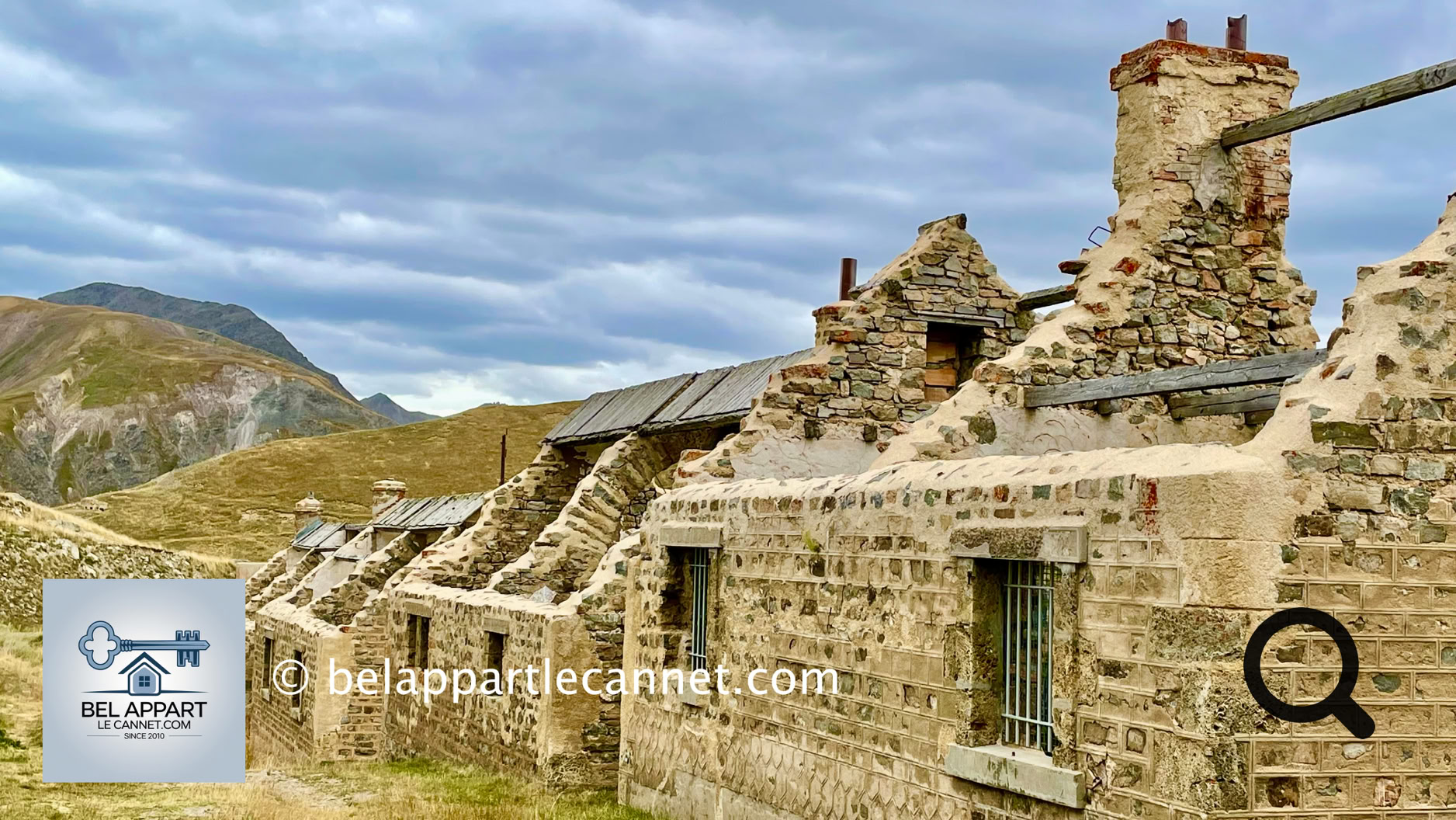 Perched at an altitude of around 2,280 meters on the road to the Col de la Bonette, this vast abandoned military camp now seems frozen in time amid the magnificent landscapes of the Mercantour region.