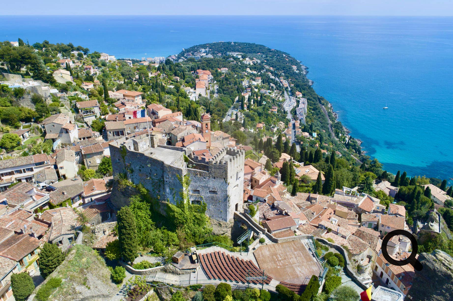 Le monument emblématique du village est le château de Roquebrune, l’un des plus anciens châteaux féodaux de France.