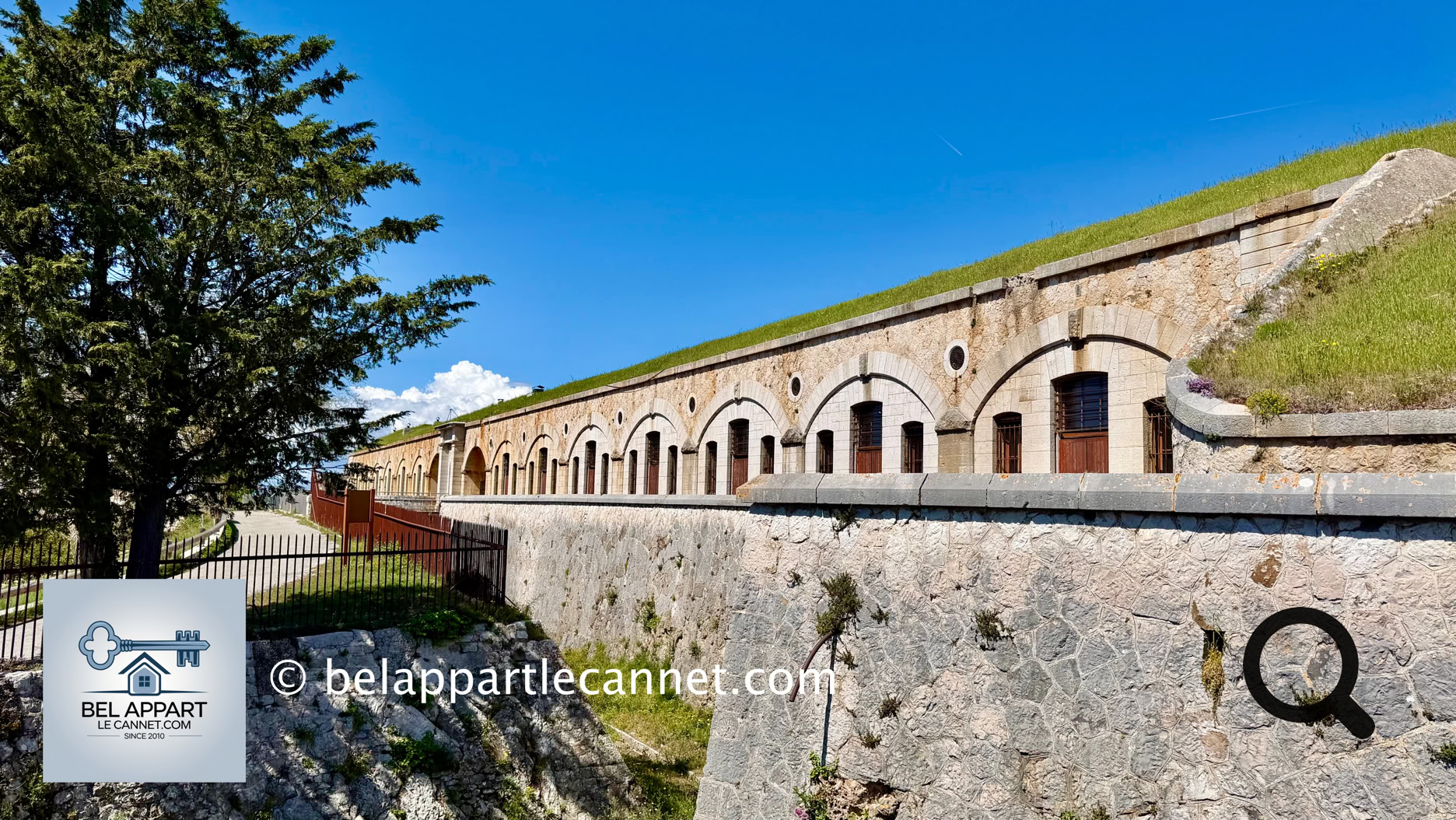 le Fort de la Revère est un ancien ouvrage militaire niché sur les hauteurs entre mer et montagne. Construit à la fin du XIXe siècle pour protéger Nice, ce fort domine aujourd'hui un vaste espace naturel.