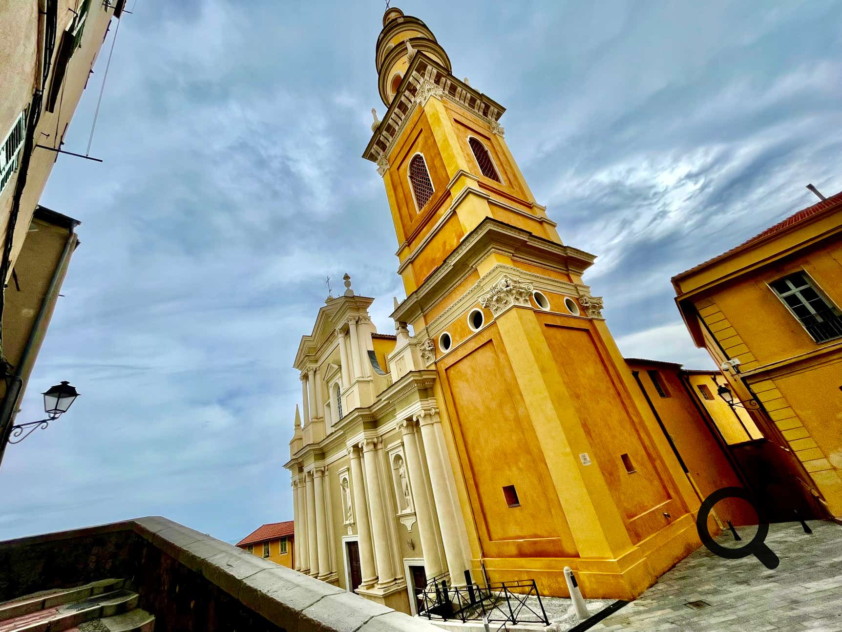 At the top of the old quarter, the Saint-Michel-Archange Basilica, a baroque masterpiece, offers breathtaking views of the bay.