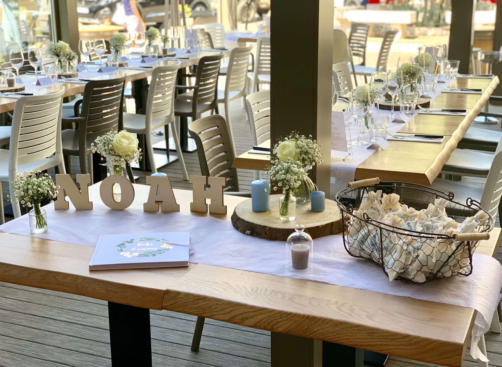 Situé au cœur du village médiéval, sur la place des Deux-Frères, chauffée par le soleil, avec vue imprenable sur Monaco et la Méditerranée, le restaurant mêle authenticité et ambiance conviviale, autour d’un cadre creusé dans la roche au pied du château.