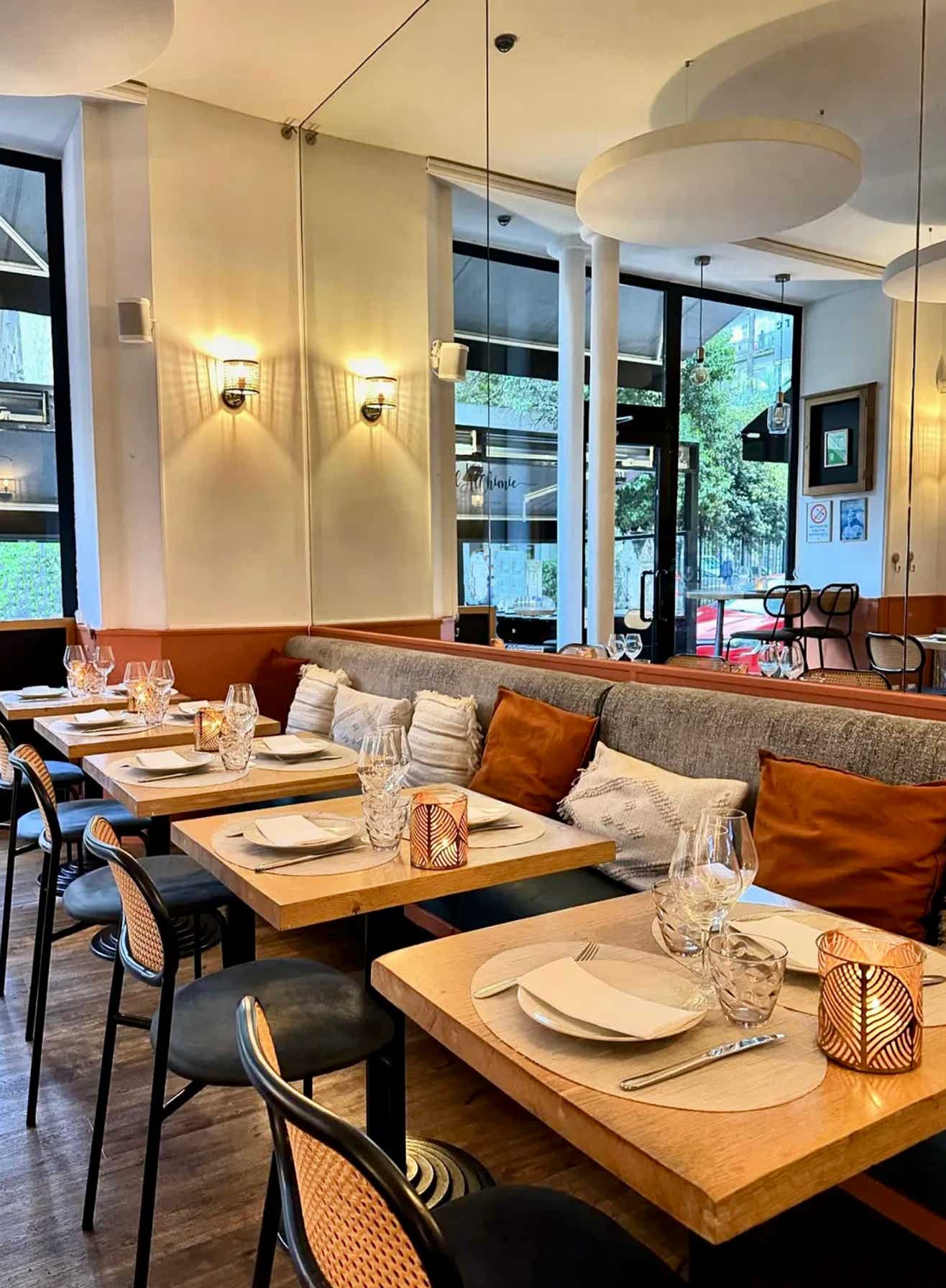 L’Alchimie  est une table de bistronomie soignée, qui mêle créativité et saisonnalité dans un cadre convivial. Le rapport qualité‑prix est très bon, avec des saveurs originales. C'est un bistrot chaleureux dans un ancien café rénové, décor coloré, ambiance conviviale, avec terrasse tranquille donnant sur le jardin de l’église anglicane.  C’est un excellent choix si vous voulez savourer de la bonne cuisine méditerranéenne moderne sans se ruiner.