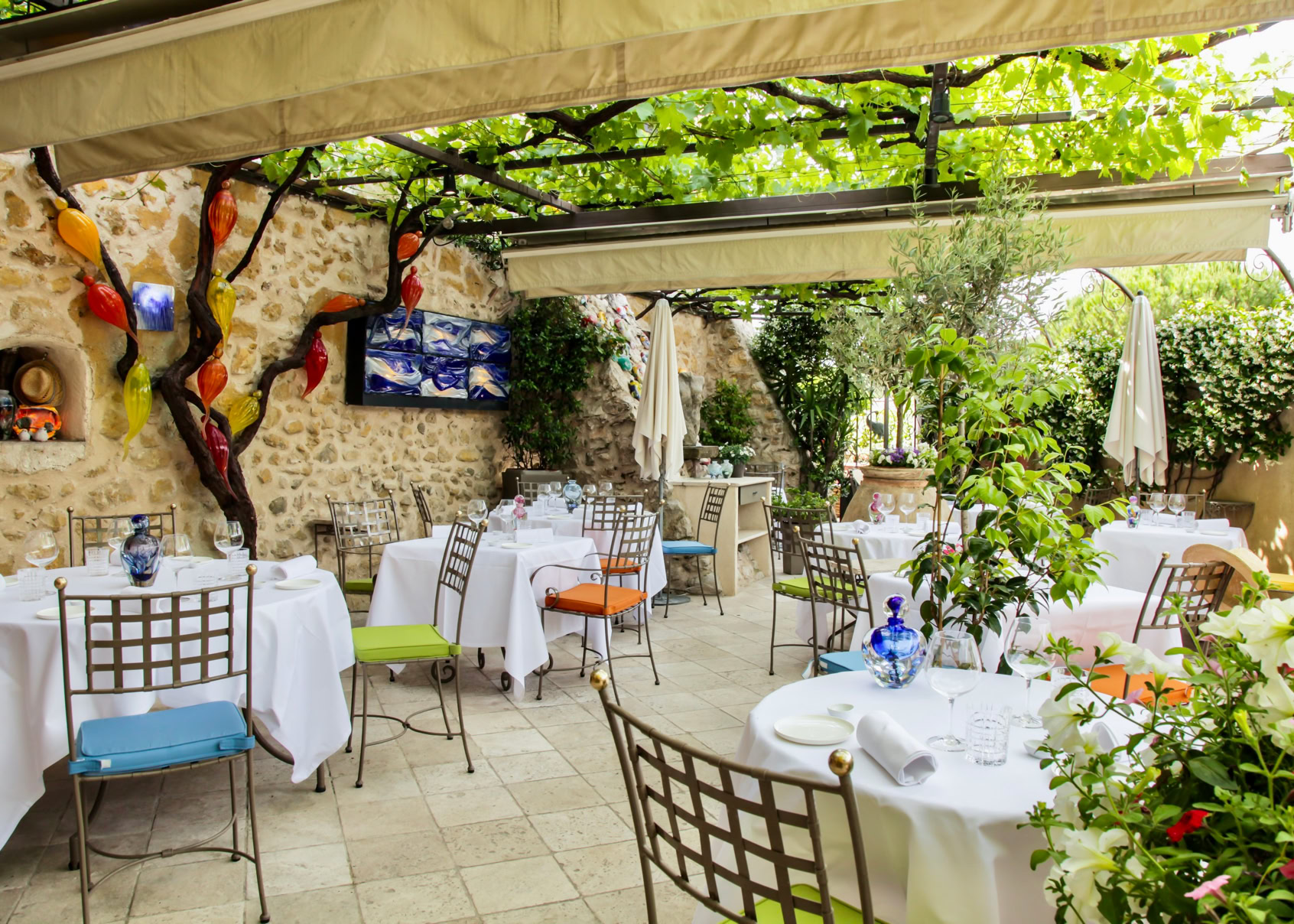 This Michelin-starred restaurant is set in a former 16th-century pottery workshop, where exposed stone walls, vaulted ceilings, terracotta floors, and décor by master glassmakers such as Antoine Piérini and Jean-Claude Novaro come together, with the original kiln transformed into a private lounge. In the kitchen, chef Michaël Fulci — trained by Roger Vergé and Alain Ducasse — offers refined Mediterranean cuisine, rich in local ingredients such as fruits, vegetables, fish, and truffles, combining finesse, creativity, and a deep respect for the region’s culinary heritage. A must-visit for those seeking a Michelin-starred dining experience in a place steeped in history.