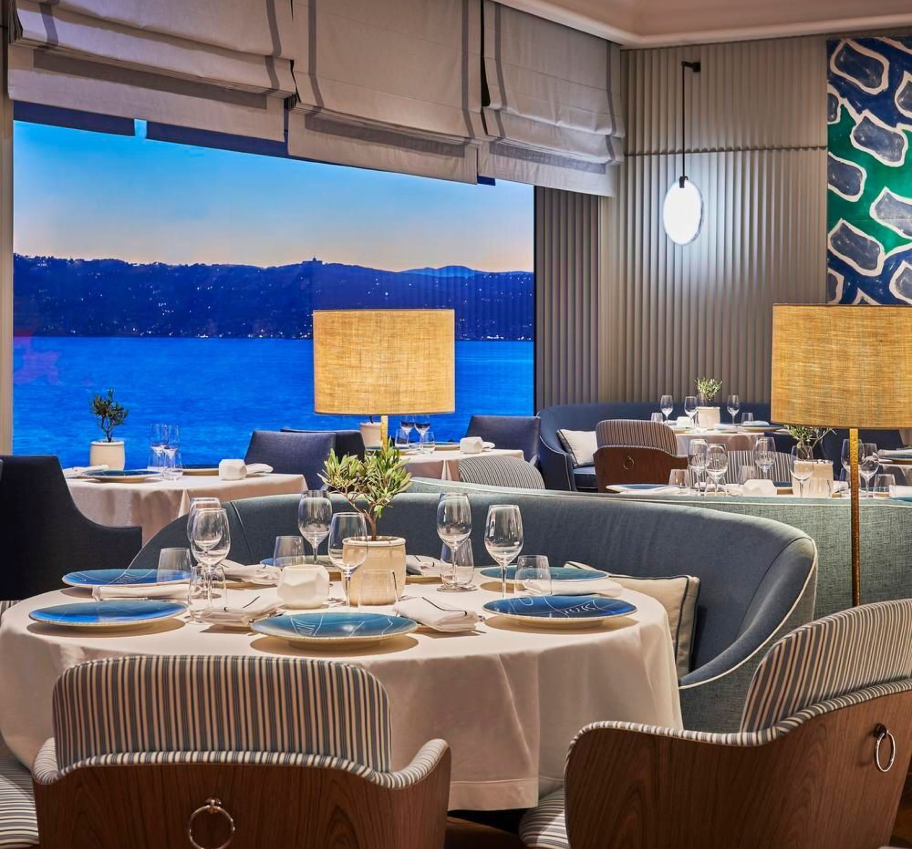 The restaurant of this legendary palace has brought together all the right elements to captivate its guests. Here, the service is of a rare attentiveness, the tableware honors Provençal artisans, and the breathtaking view of the Mediterranean Sea completes the unforgettable experience.