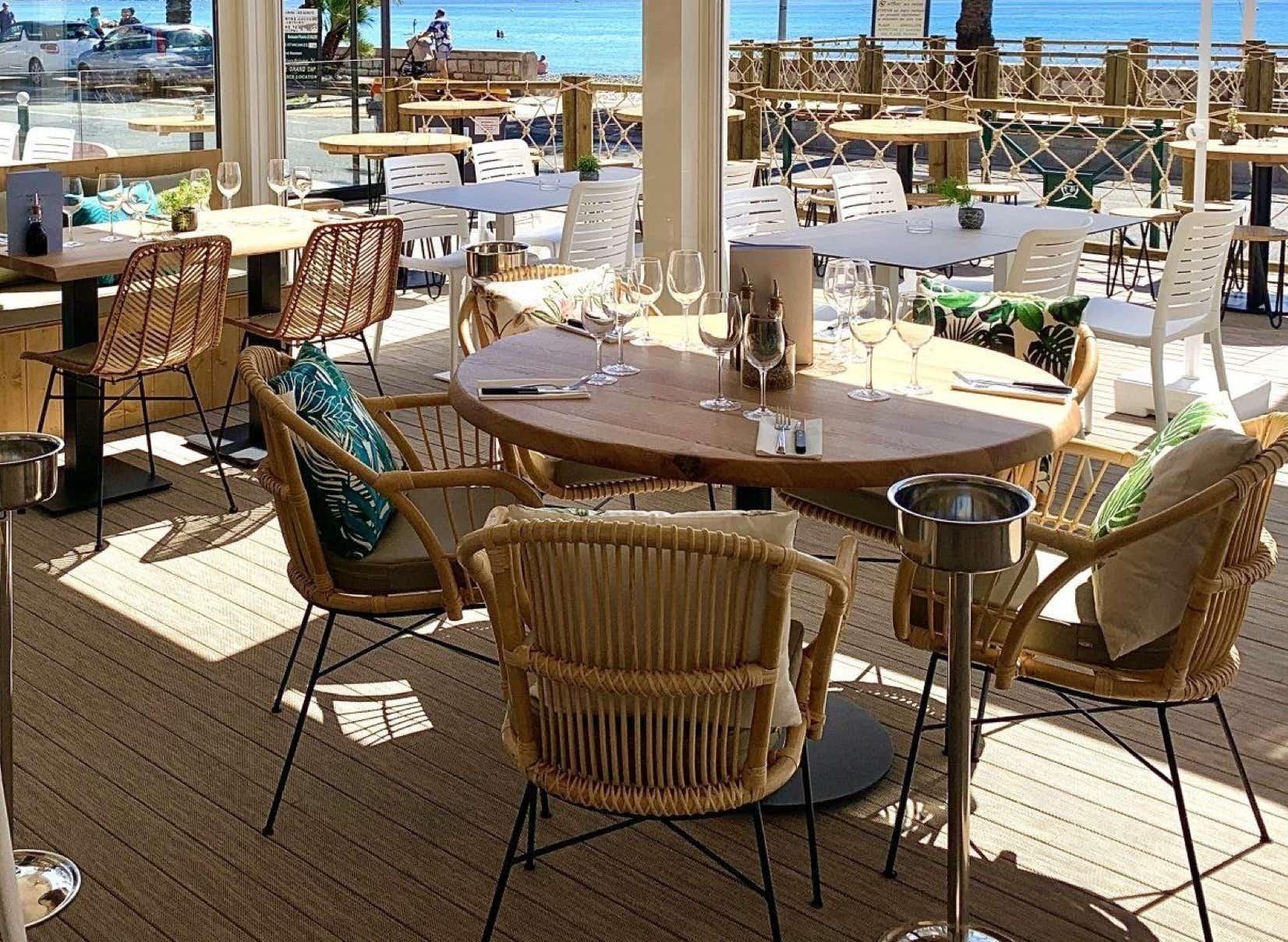 Situé sur la Promenade du Cap Martin, Madame Bleue est un lieu idéal pour se détendre avec une vue imprenable sur la mer. L'ambiance est à la fois chic, bohème et décontractée, parfaitement adaptée à un déjeuner, un dîner romantique ou un brunch ensoleillé.