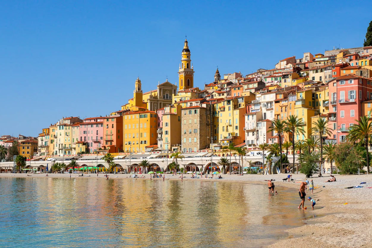 Menton, surnommée la Perle de la France, est une destination de rêve située à la frontière entre la France et l’Italie. Cette charmante ville de la Côte d’Azur séduit par son climat doux, ses paysages enchanteurs et son riche patrimoine culturel. Le Vieux Menton, avec ses ruelles étroites et colorées, est un véritable bijou.