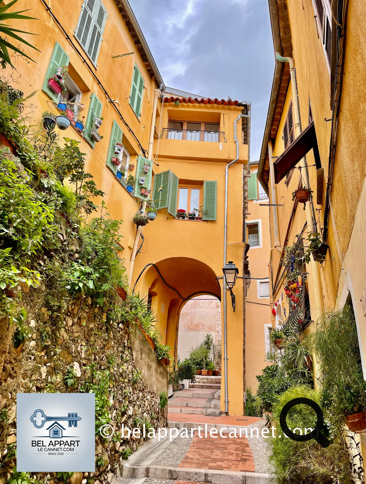 Le Vieux Menton, avec ses ruelles étroites et colorées, est un véritable bijou. En flânant, on découvre des maisons aux façades pastel, des escaliers pittoresques et des placettes où règne une atmosphère méditerranéenne unique.