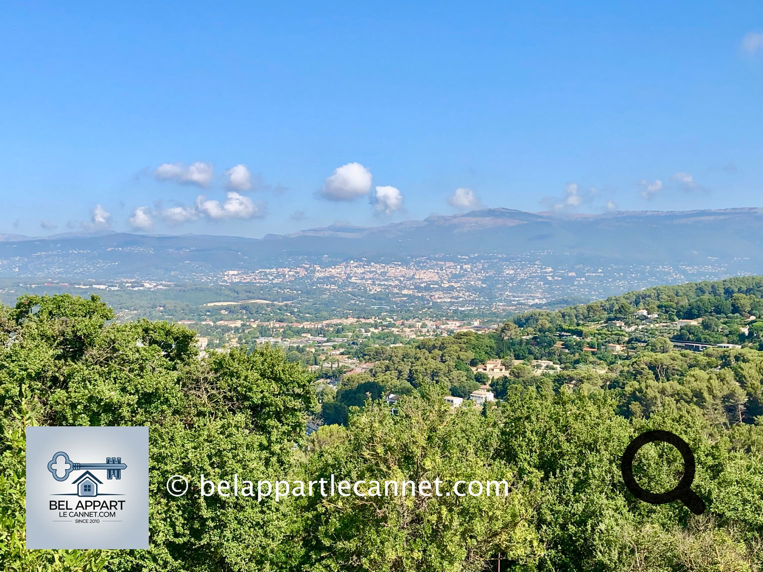 Ce bijou perché au sommet d'une colline offre des vues panoramiques à couper le souffle sur la baie de Cannes, les îles de Lérins, la ville de Grasse et les montagnes environnantes. L’atmosphère y est à la fois tranquille et vibrante, idéale pour une promenade romantique ou une immersion dans la culture locale.