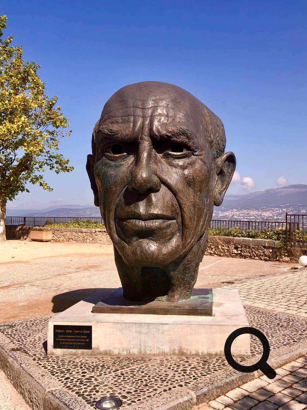 As you stroll through its narrow streets, you’ll discover works of art displayed in the open air, like in an open-air museum.