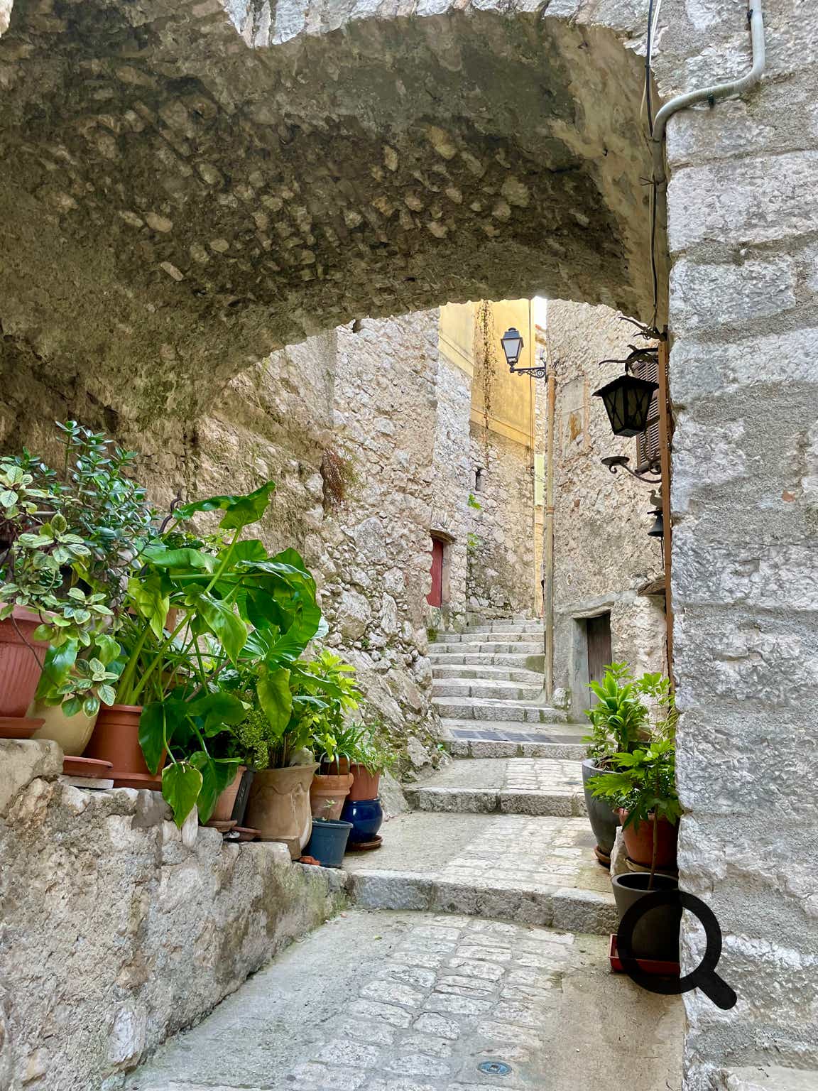 The heart of the village is a labyrinth of arched passageways, steep staircases, shaded little squares, and tightly packed stone houses clinging to the rock. Its architecture is typically medieval, with terracotta-tiled roofs and facades often adorned with climbing plants.