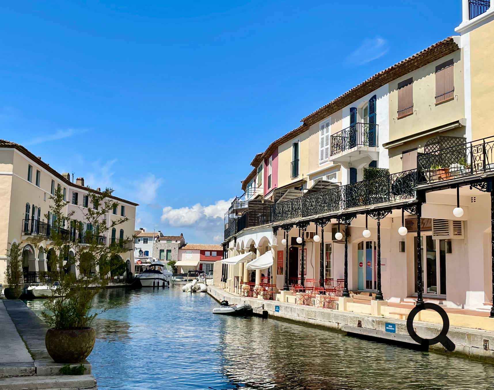 Port Grimaud, known as the Provençal Venice, is a unique destination nestled in the heart of the Gulf of Saint-Tropez. This lakeside village, designed by architect François Spoerry in the 1960s, captivates visitors with its traditional architecture and network of canals lined with colorful houses adorned with pastel shutters.