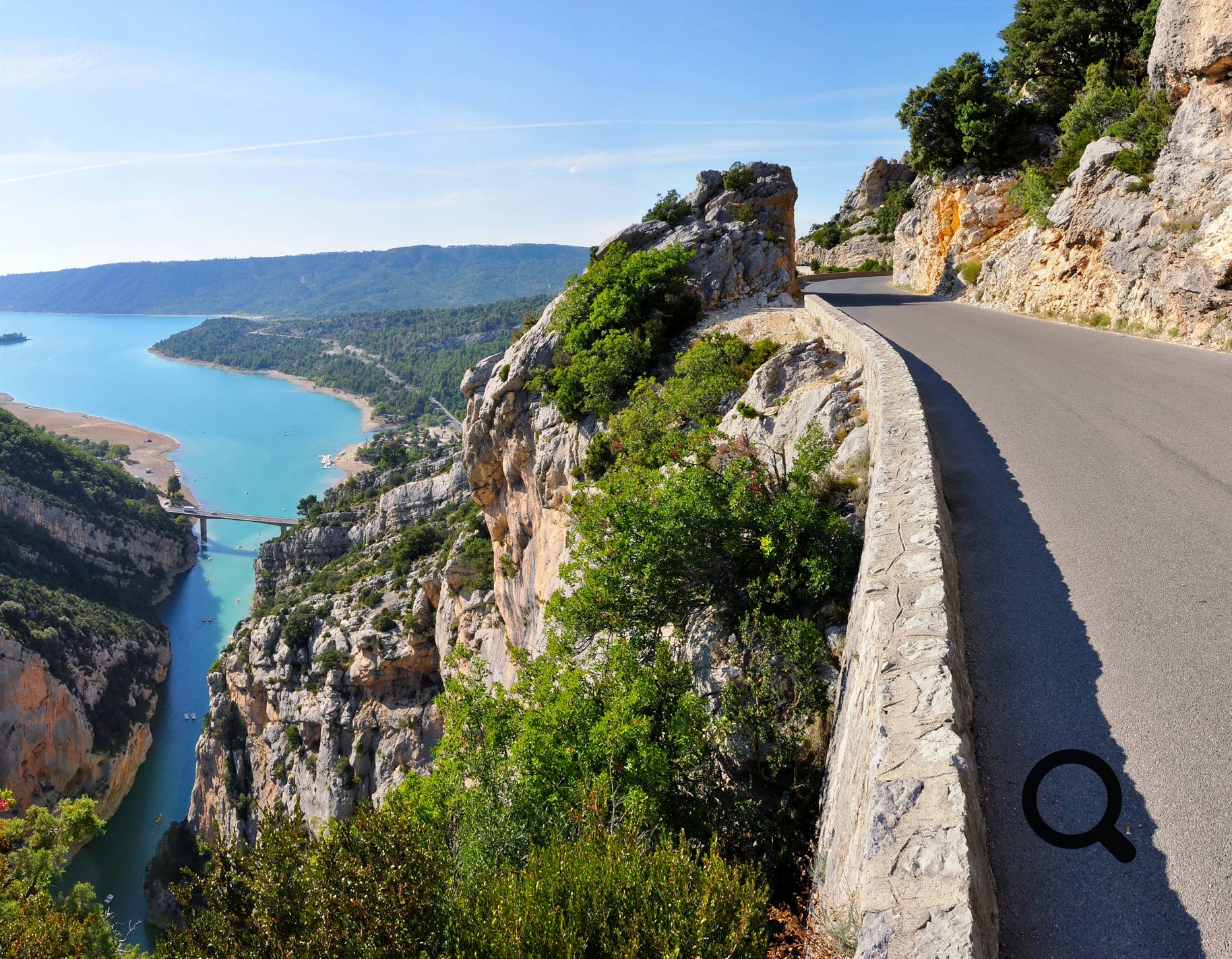 Les Gorges du Verdon                        En voiture, la Route des Gorges (D952) permet de longer les gorges en suivant la rivière. On peut s’arrêter à des points comme le Pont de l’Artuby, ou visiter des villages comme Trigance, Rougon, Aiguines, et La Palud-sur-Verdon.