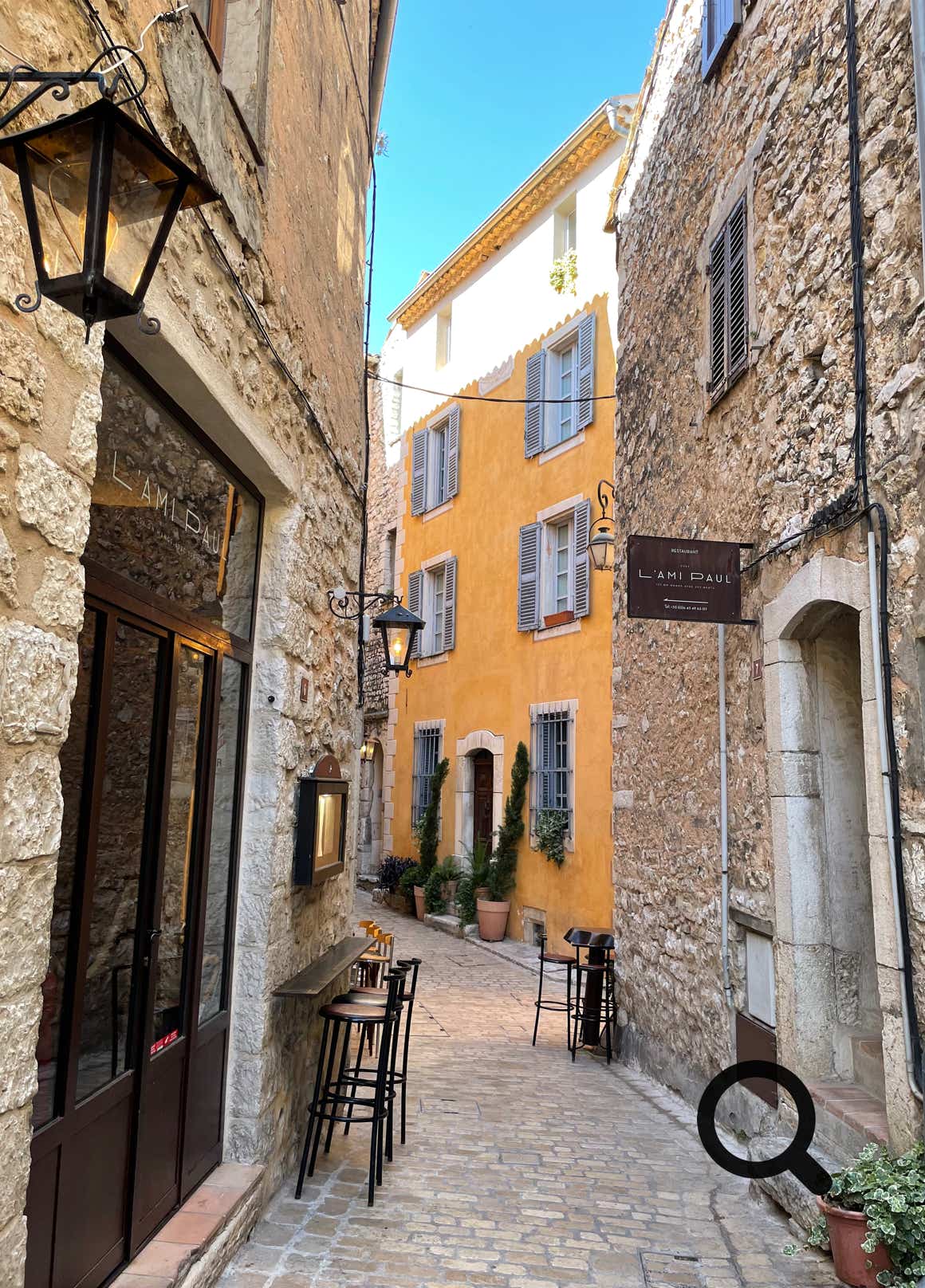 Perched on a rocky spur, Tourrettes-sur-Loup is a medieval village on the French Riviera that enchants visitors with its picturesque charm, rich heritage, and peaceful ambiance. Strolling through its cobbled streets reveals a maze of vaulted passages, shaded squares, and beautifully restored stone houses. Flowering balconies and small fountains add a romantic touch to this authentic setting.