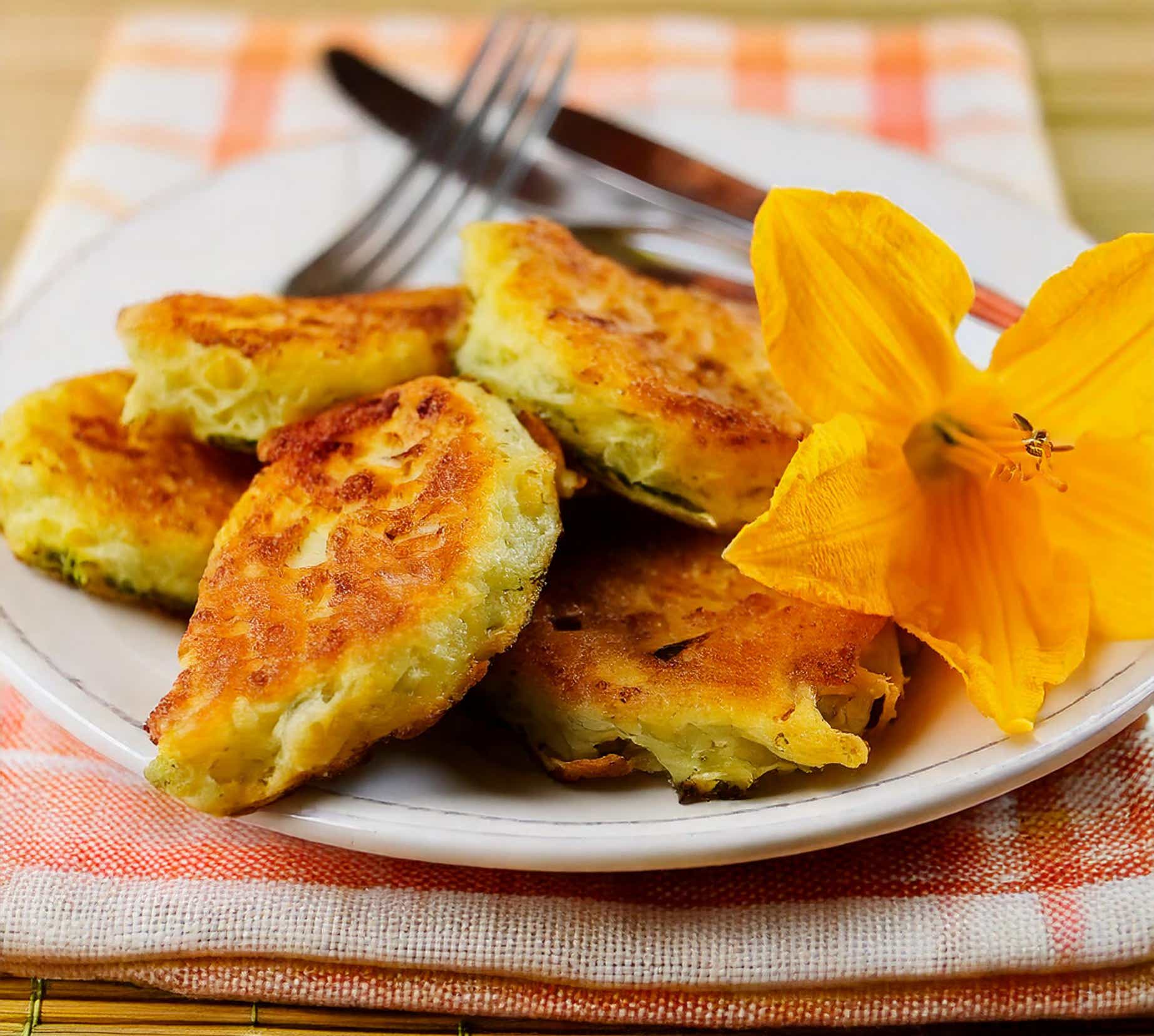 Here is one of the most delicate and iconic specialties of Niçoise and Provençal cuisine. It’s a light, crispy, and fragrant dish, often served as a starter, an appetizer, or at Provençal markets, freshly fried and still hot. These are fresh zucchini flowers coated in a light batter, then fried in olive oil or vegetable oil until golden and crispy on the outside, tender on the inside. A true delight!