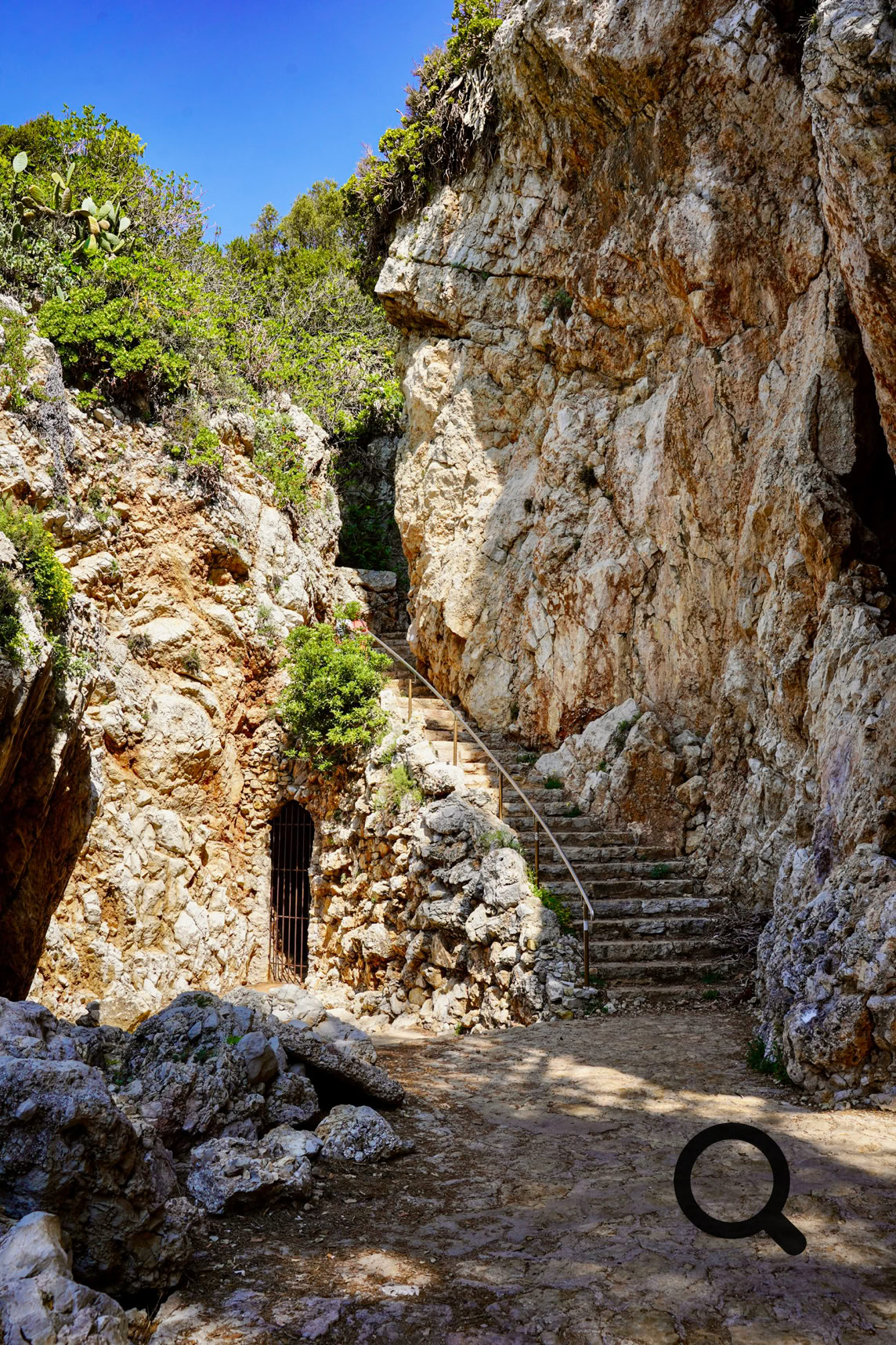 Le sentier du littoral du Cap d’Antibes, également connu sous le nom de Chemin des Douaniers, est une expérience incontournable pour les amoureux de nature et de paysages spectaculaires. Ce sentier de randonnée, long d’environ 5 kilomètres, longe les falaises et criques sauvages du Cap d’Antibes, offrant des panoramas à couper le souffle sur la mer Méditerranée.