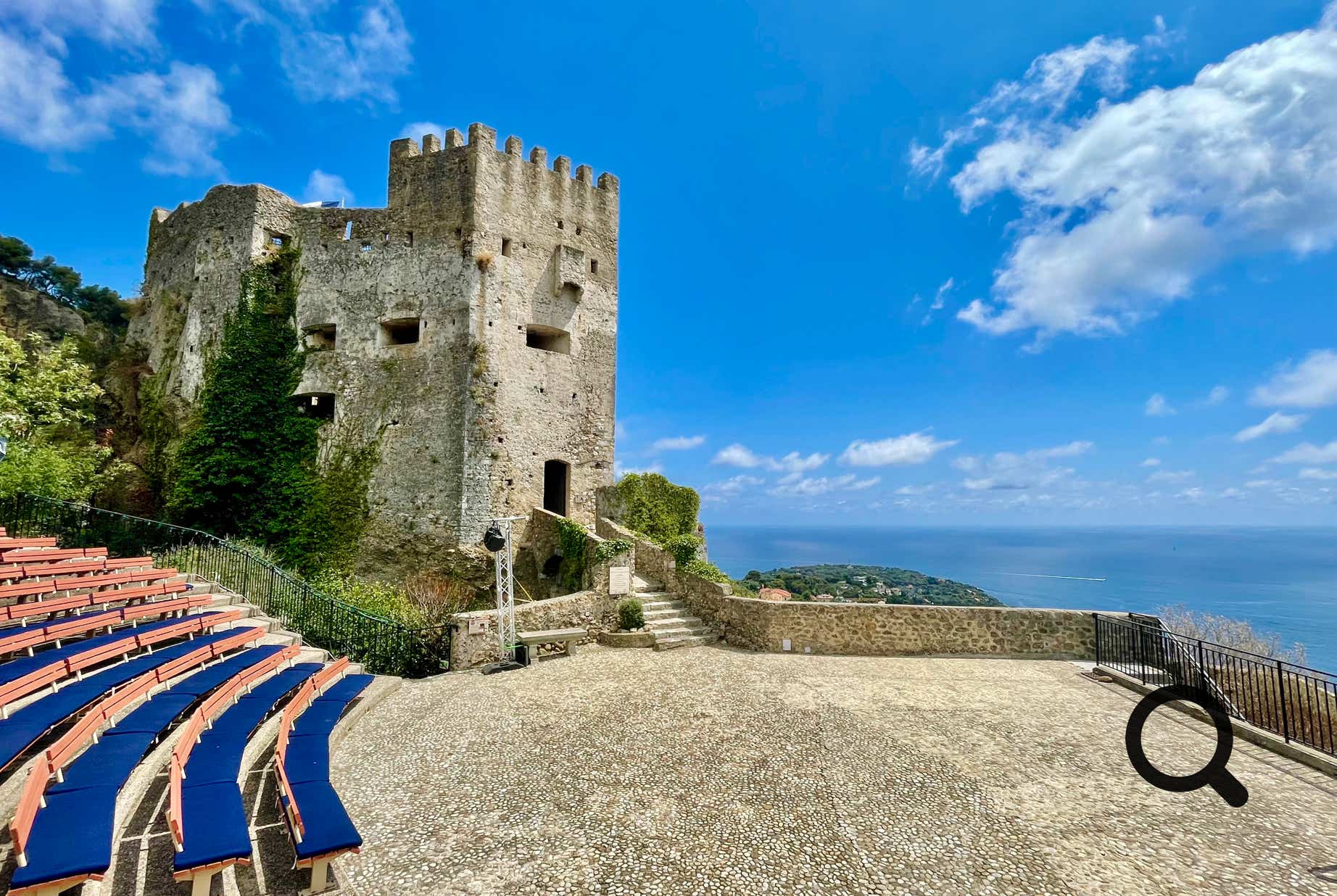 Le monument emblématique du village est le château de Roquebrune, l’un des plus anciens châteaux féodaux de France.