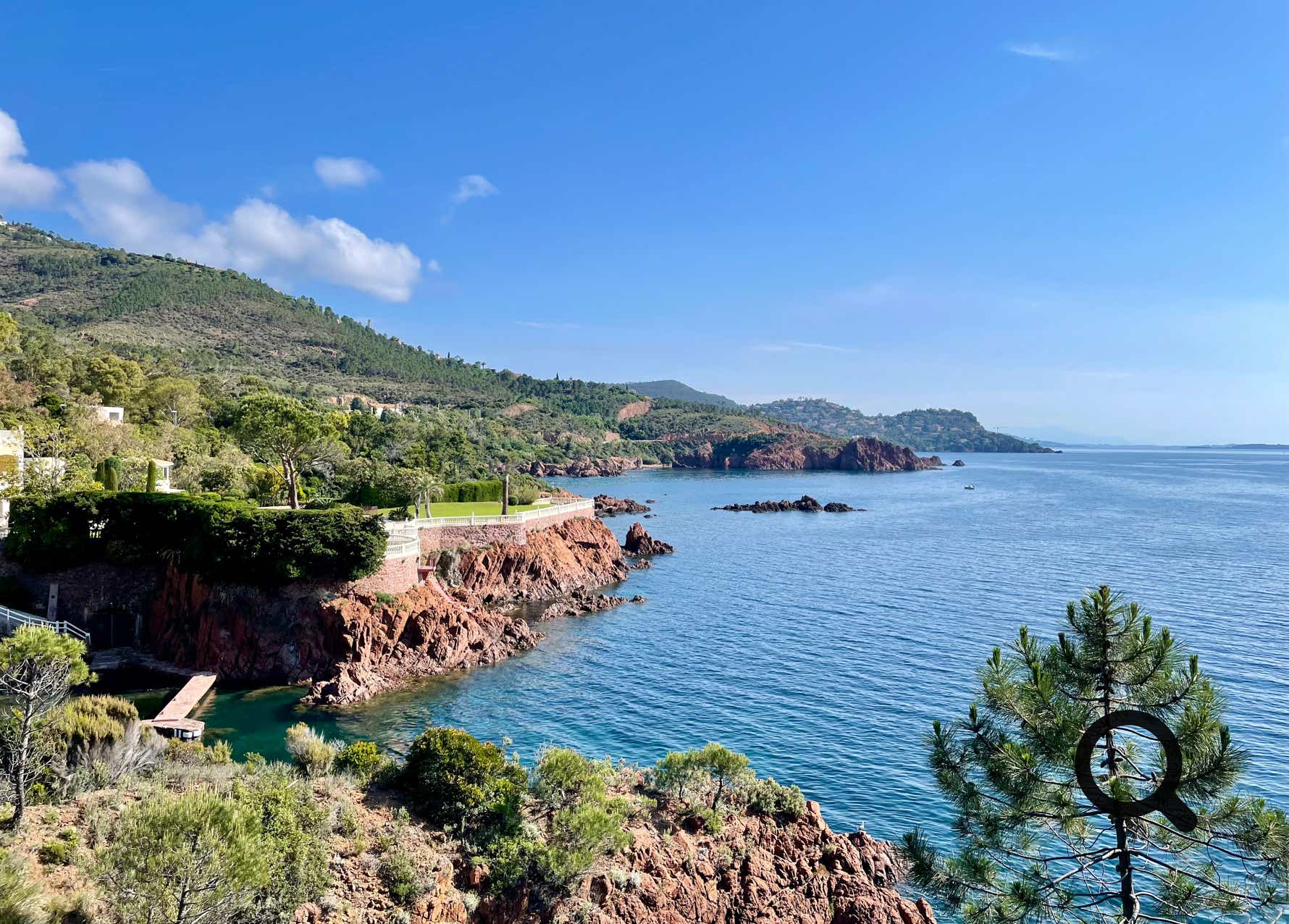 The Estérel Massif, a volcanic marvel between Saint-Raphaël and Mandelieu-la-Napoule, stands as one of the Côte d’Azur’s most breathtaking natural gems. Its striking red rocks contrasting with the deep blue Mediterranean create a visual spectacle, offering unforgettable experiences for nature lovers and outdoor enthusiasts.
