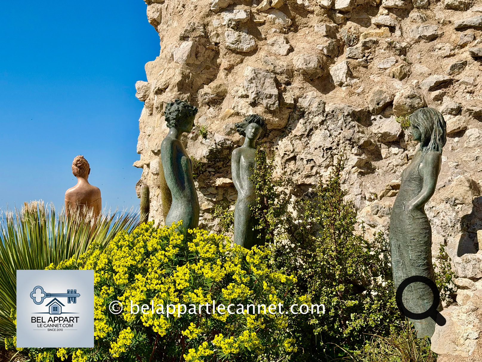 Il est situé au sommet du village, est un incontournable. Ce jardin suspendu abrite une collection de plantes succulentes et méditerranéennes, mais surtout, il offre des vues spectaculaires sur la mer, jusqu’aux côtes de Saint-Tropez et de l’Italie.  