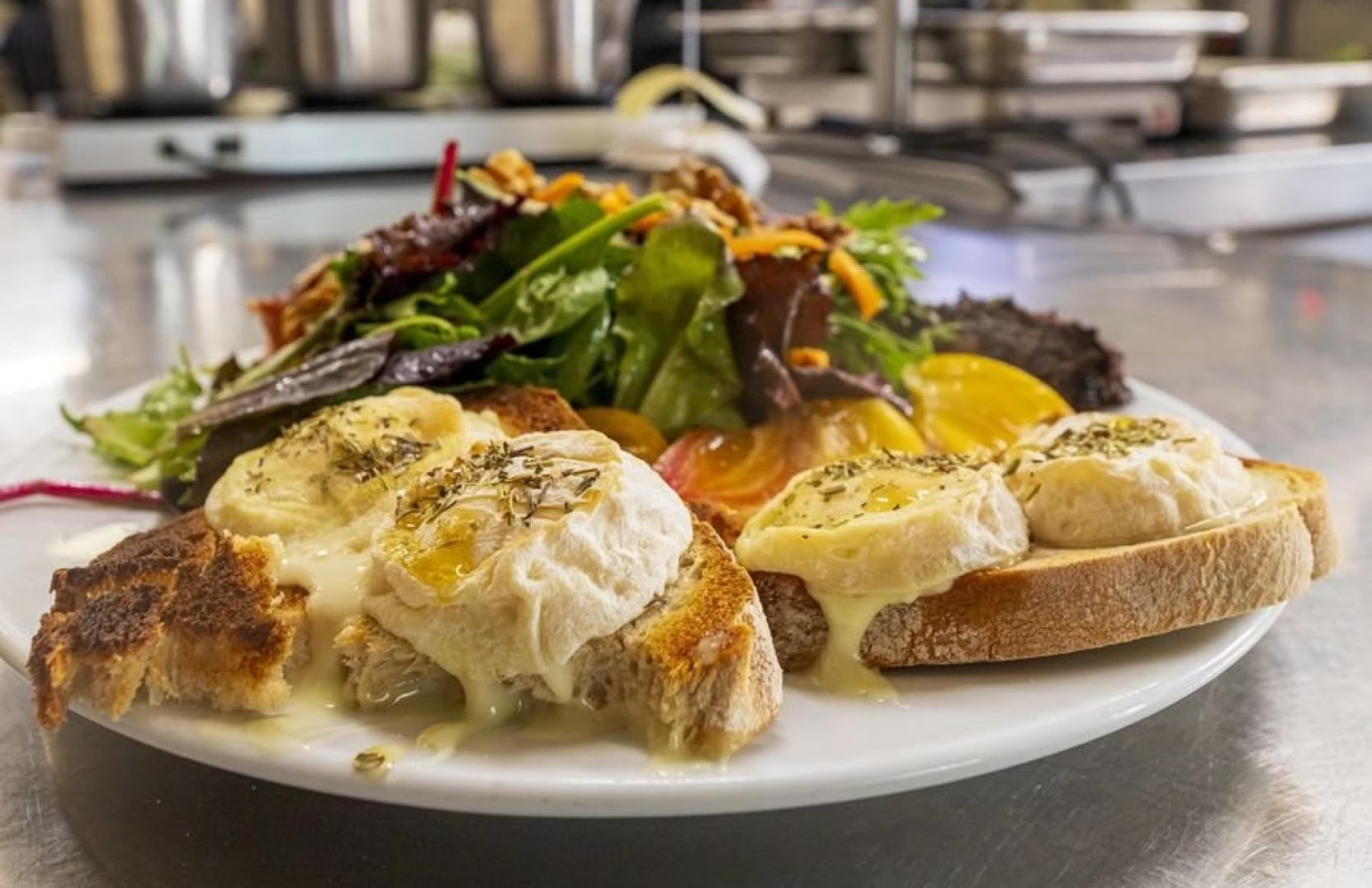 Installé en plein centre du village, sur l’avenue de Lérins, La Cascade possède une grande terrasse panoramique face à la cascade naturelle du ruisseau traversant Moustiers, offrant une atmosphère fraîche et relaxante pendant le repas. Cuisine méditerranéenne traditionnelle, élaborée sur place à partir de produits bruts et de saison.