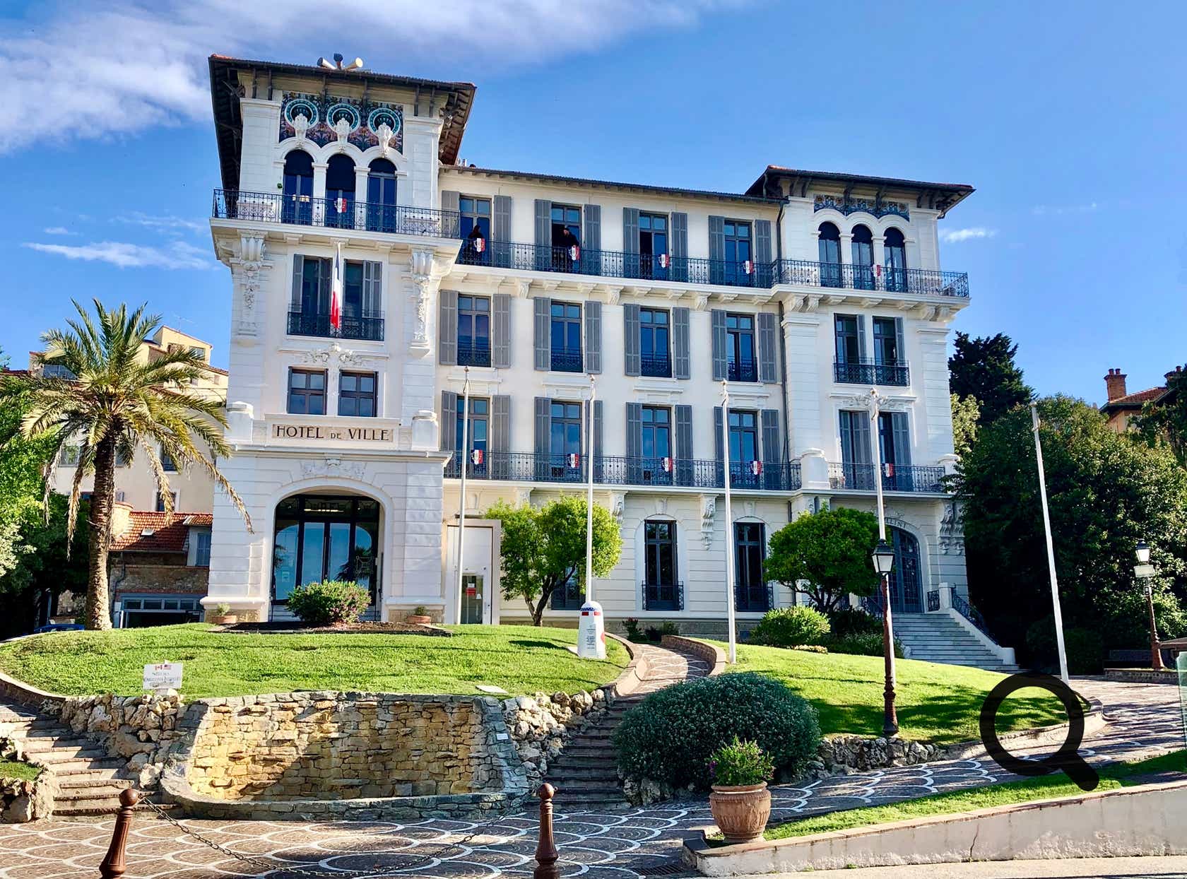 Acheté en 1933 par le maire Maurice Jeanpierre, le bâtiment a été édifié en 1902 par Charles Grassier pour être l’Hôtel des Anges. C’est l’architecte James Warnery qui est l’auteur de cette construction. La salle la plus visitée est celle des mariages, dite salle Bellini. Vous y découvrirez 5 œuvres du peintre représentant la joie de vivre au Cannet.