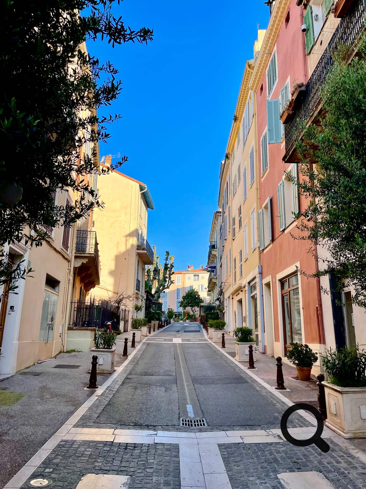 Nestled in the heart of the historic center of Le Cannet,  Saint-Sauveur Street invites you to take a charming walk through  time. Lined with pastel-colored facades, art galleries, and  restaurants, this picturesque street embodies the authentic  Provencal soul of the town. From the cobbled alleys of  Saint-Sauveur Street to the viewpoints of the nearby hills,  Le Cannet reveals magnificent panoramas over the Bay of Cannes,  the Lérins Islands, and the Esterel Massif.