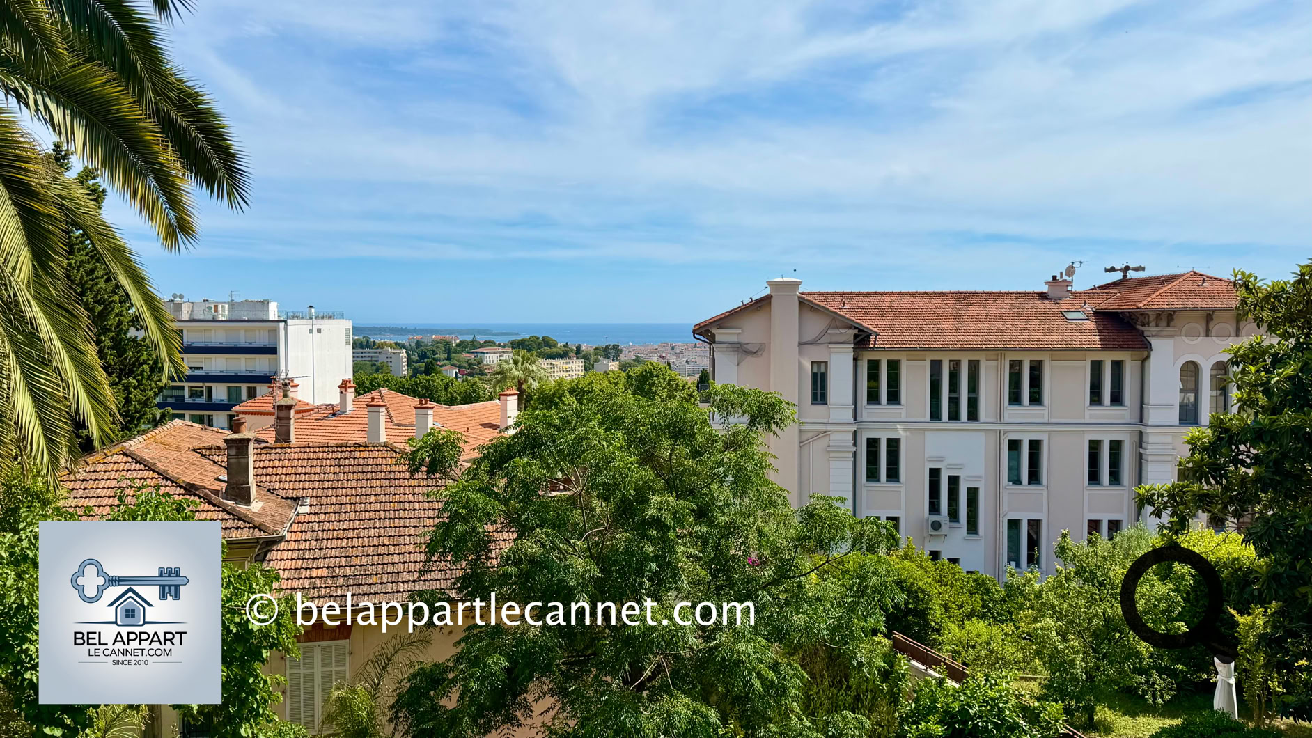 Située au cœur du Vieux-Cannet, cette agréable place piétonne porte parfaitement son nom puisque depuis sa grande terrasse, elle offre un magnifique panoramas sur l'Église Sainte-Philomène, avec son imposant clocher néogothique  qui domine la ville, l'un des symboles du Cannet. 