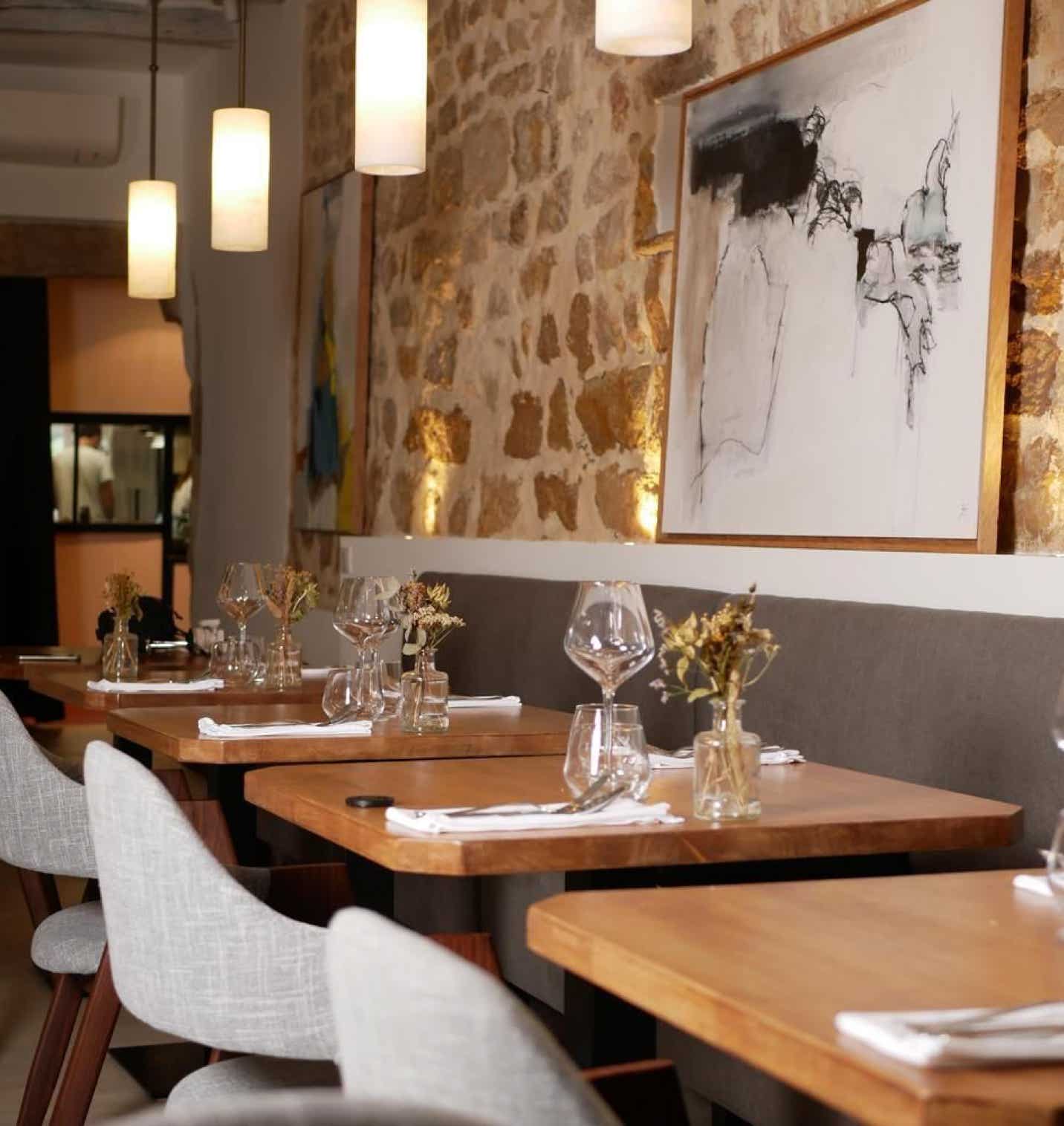 Le Spelt - Signature Gastronomique Sa cuisine est semi-gastronomique, axée sur produits locaux, saisonnalité, et simplicité raffinée – sans viser à tout prix les distinctions, mais en misant sur les goûts et l’émotion.  Ce lieu moderne et élégant, reconnu dans le Guide Michelin et loué par la presse spécialisée, offre une expérience gastronomique raffinée, moderne et humaine, ancrée dans le terroir métissé de Tourrettes-sur-Loup. Le Spelt est la coup de cœur gastronomique, pensé dans l’esprit d’un duo passionné, avec menus raffinés, signature culinaire forte, et sens de l’accueil