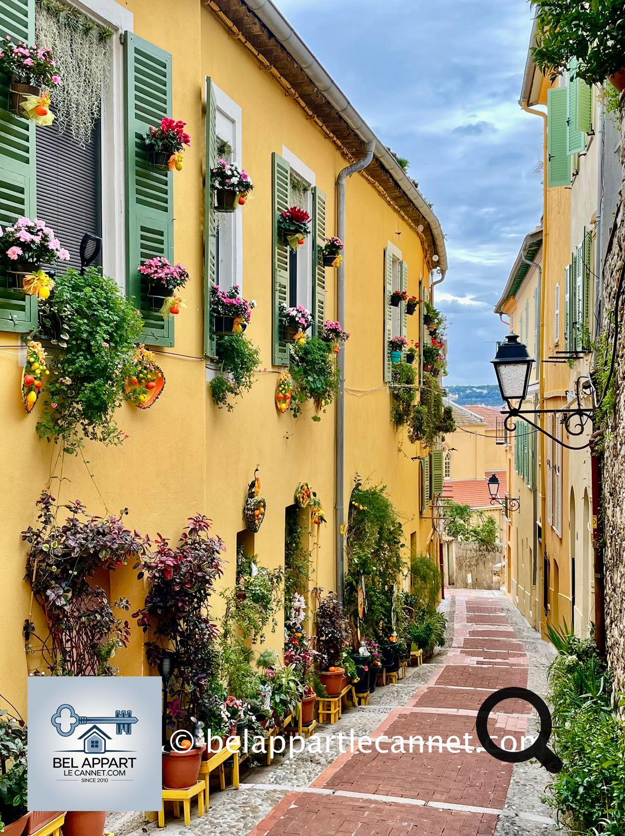 Le Vieux Menton, avec ses ruelles étroites et colorées, est un véritable bijou. En flânant, on découvre des maisons aux façades pastel, des escaliers pittoresques et des placettes où règne une atmosphère méditerranéenne unique.