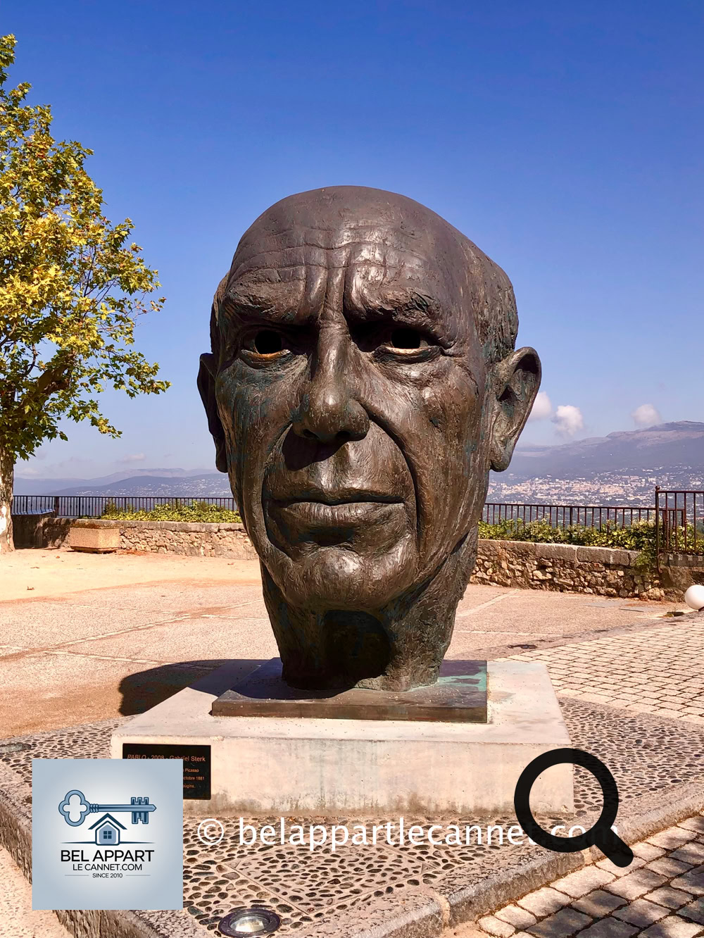 En flânant dans ses petites rues, vous découvrirez des œuvres d’art exposées en plein air, comme dans un musée à ciel ouvert. 